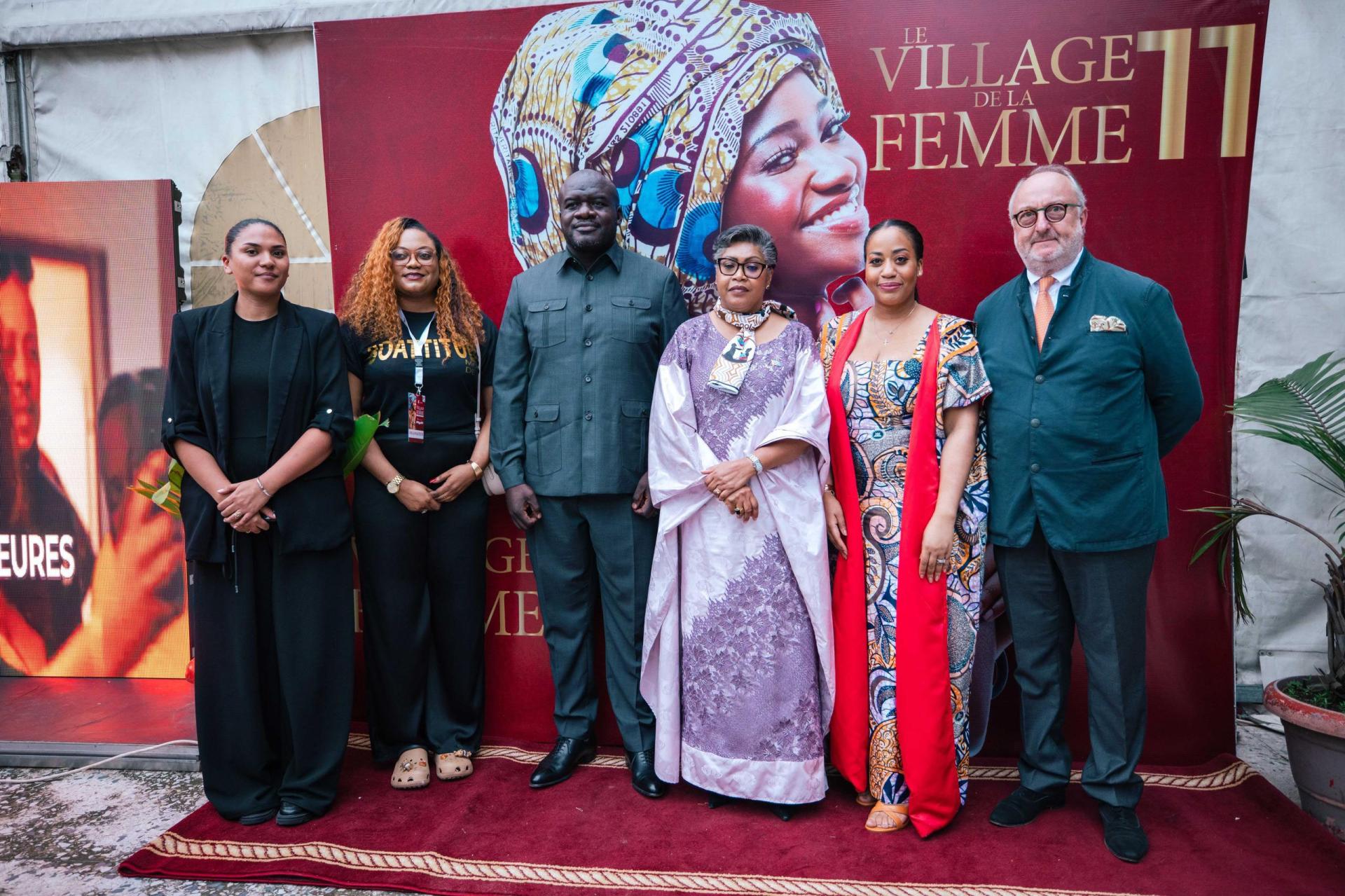 La Première dame émerveillée devant les produits ...