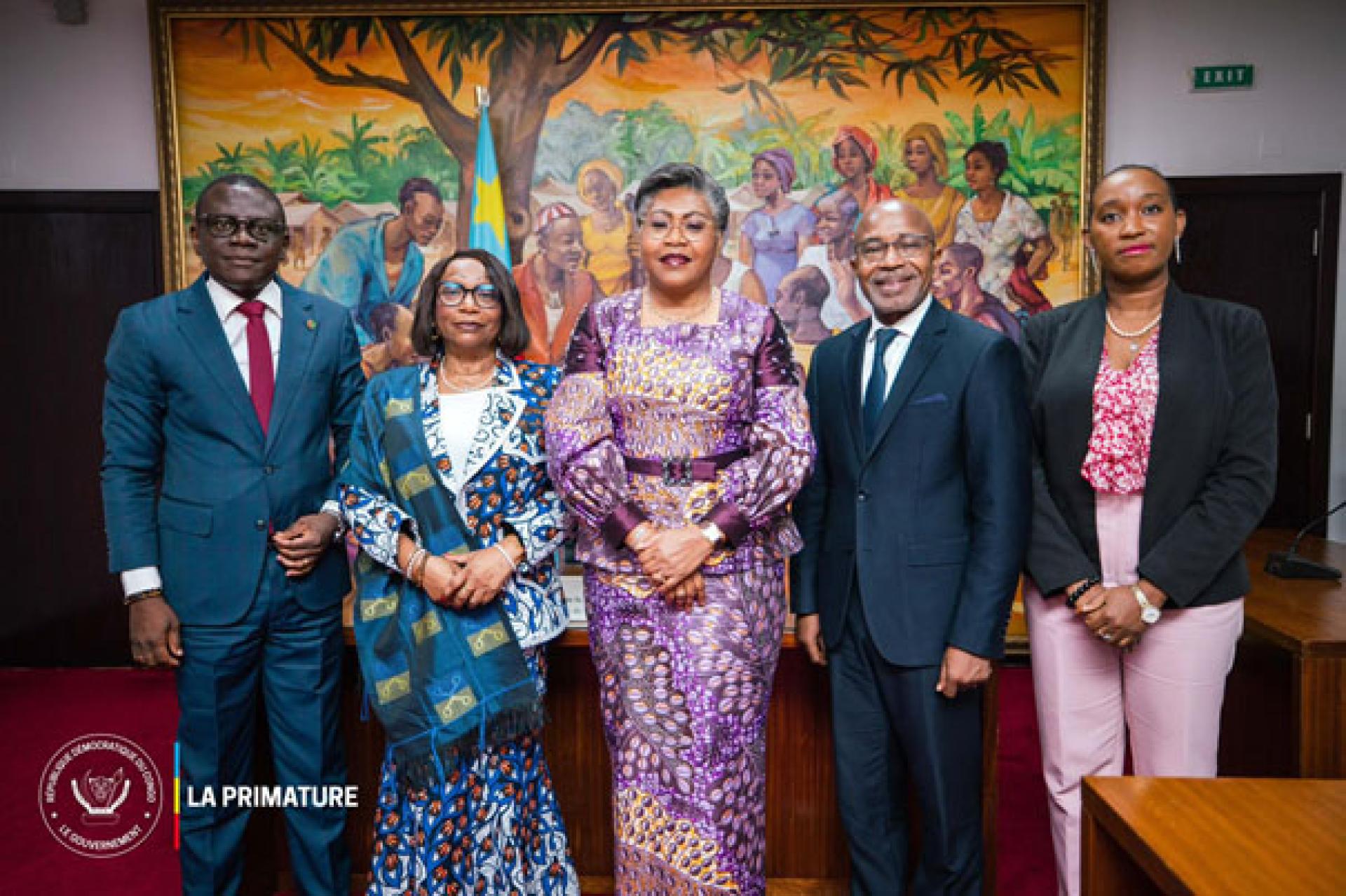 La Première ministre de la RDC, Judith Suminwa, pose ici avec la délégation d'experts de l'ONU. Photo cellcom primature