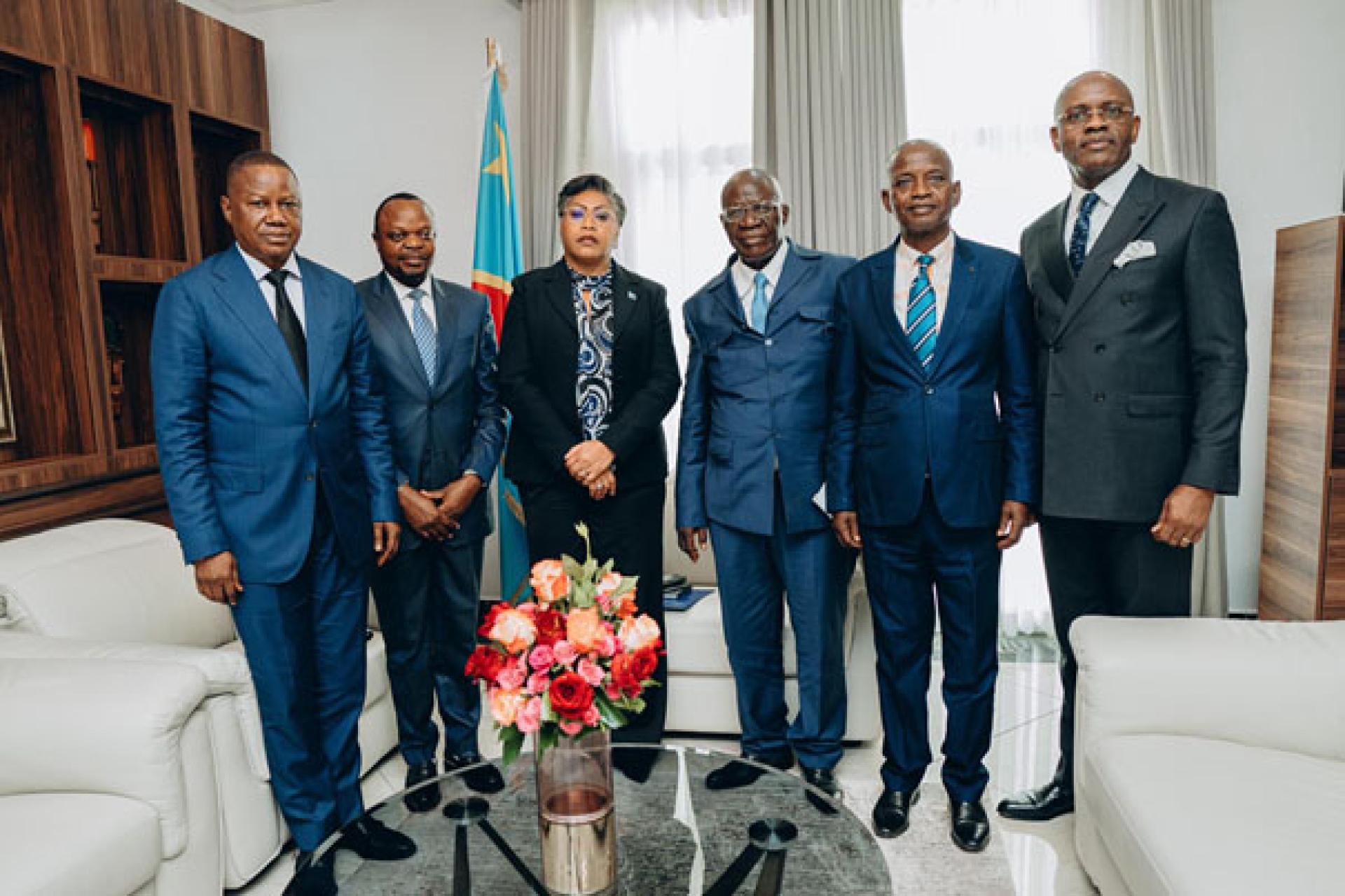 La Première ministre posant avec des présidents des Assemblées provinciales. Photo cellcom primature