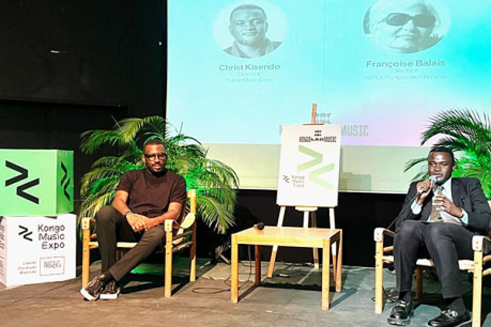 Le DG du Kongo lab music et le coordonnateur des ateliers et conférences de ce projet, devant les professionnels des médias et d'autres invités lors d'un lancement de cette plateforme.
