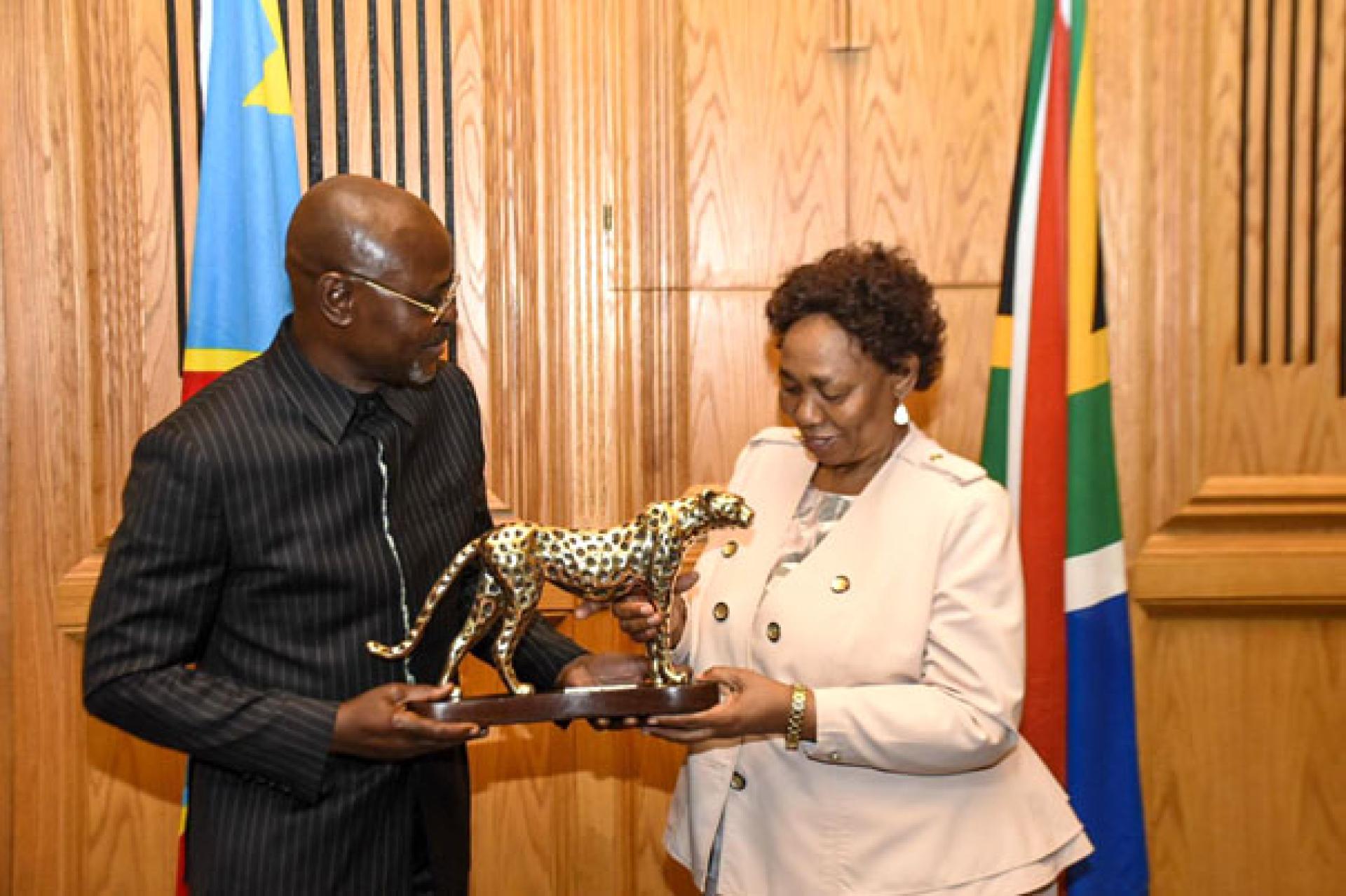 Le ministre congolais de la Défense et Anciens combattants, Guy Kabombo ert son homologue d'Afrique du Sud, Angie Motshekga. Photo droits tiers