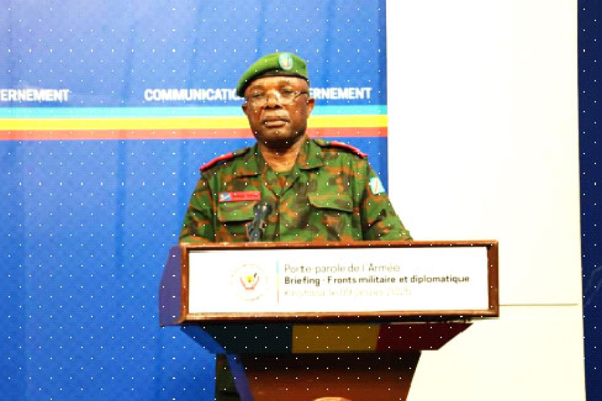 Le porte-parole de l'armée congolaise, général-major Sylvain Ekenge, lors du briefing de presse à la RTNC. Photo droits tiers