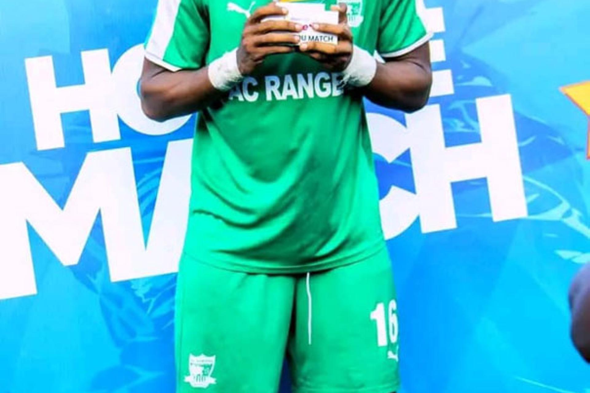 Le sociétaire de Rangers, Tshitenge Silva s'adjugeant son trophée d'homme du match. Photo droits tiers