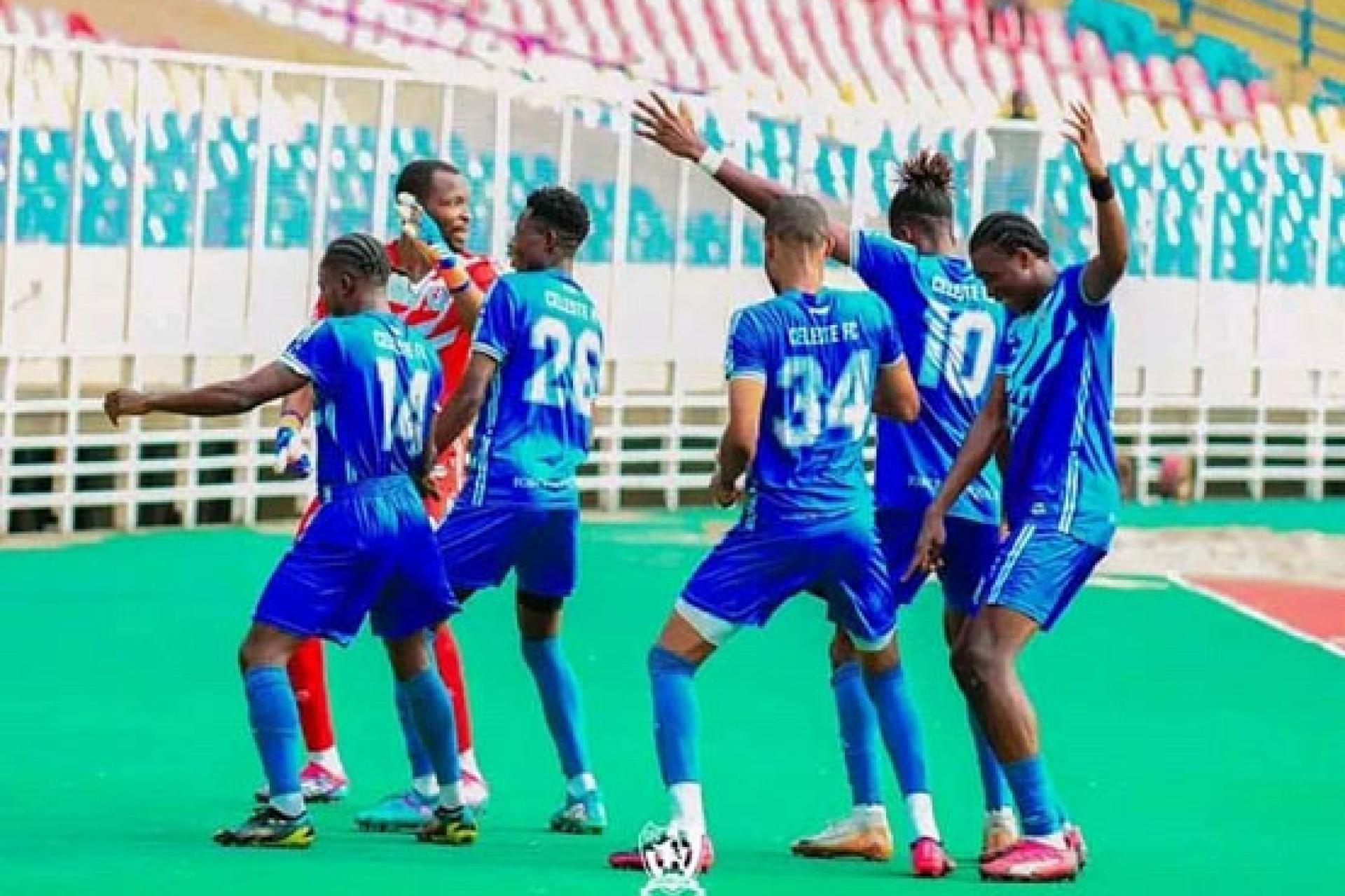 Les joueurs de Céleste célèbrent leur victoire dans un stade des Martyrs vides. Photo droits tiers