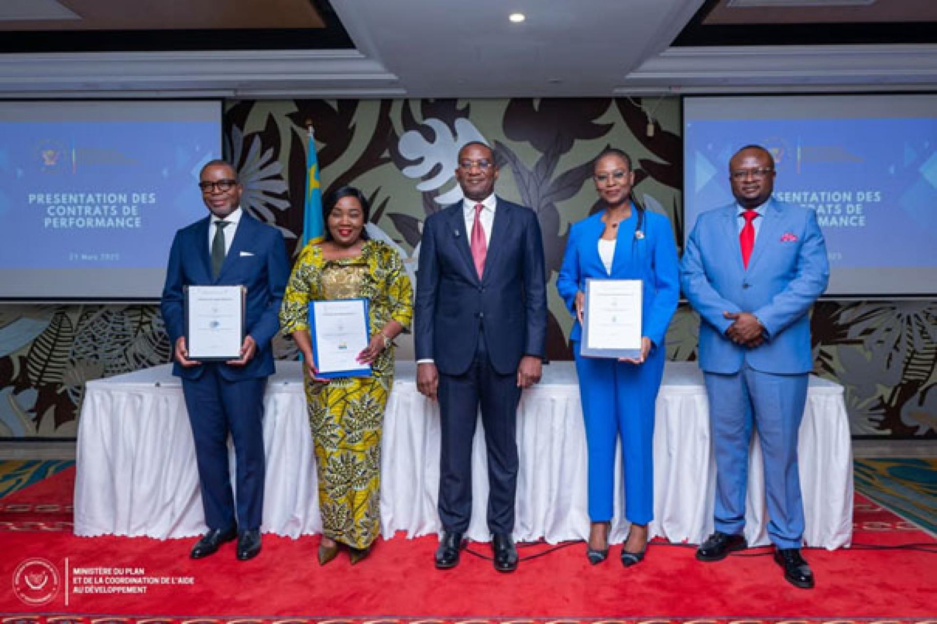 Les mandataires de l'Anapi, de l'INS et de l'UC-PPP posent avec le VPM Nyembo après la signature des contrats de 