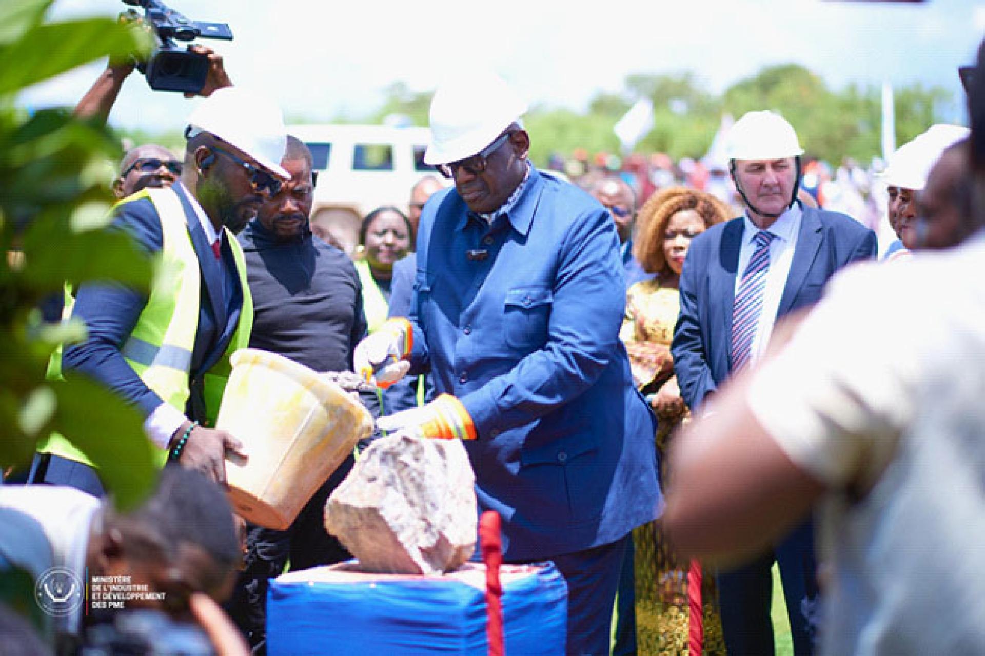 LouisWatum posant la première pierre de la ZES Musompo au Lualaba.