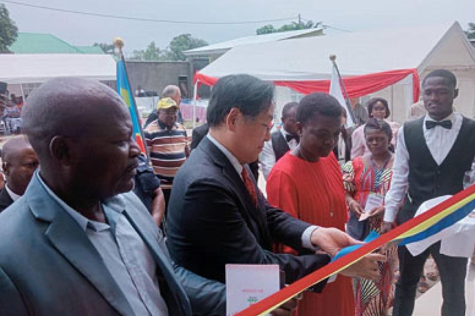 Ogawa Hidetoshi, ambassadeur du Japon coupant le ruban symbolique. Photo drOits tiers