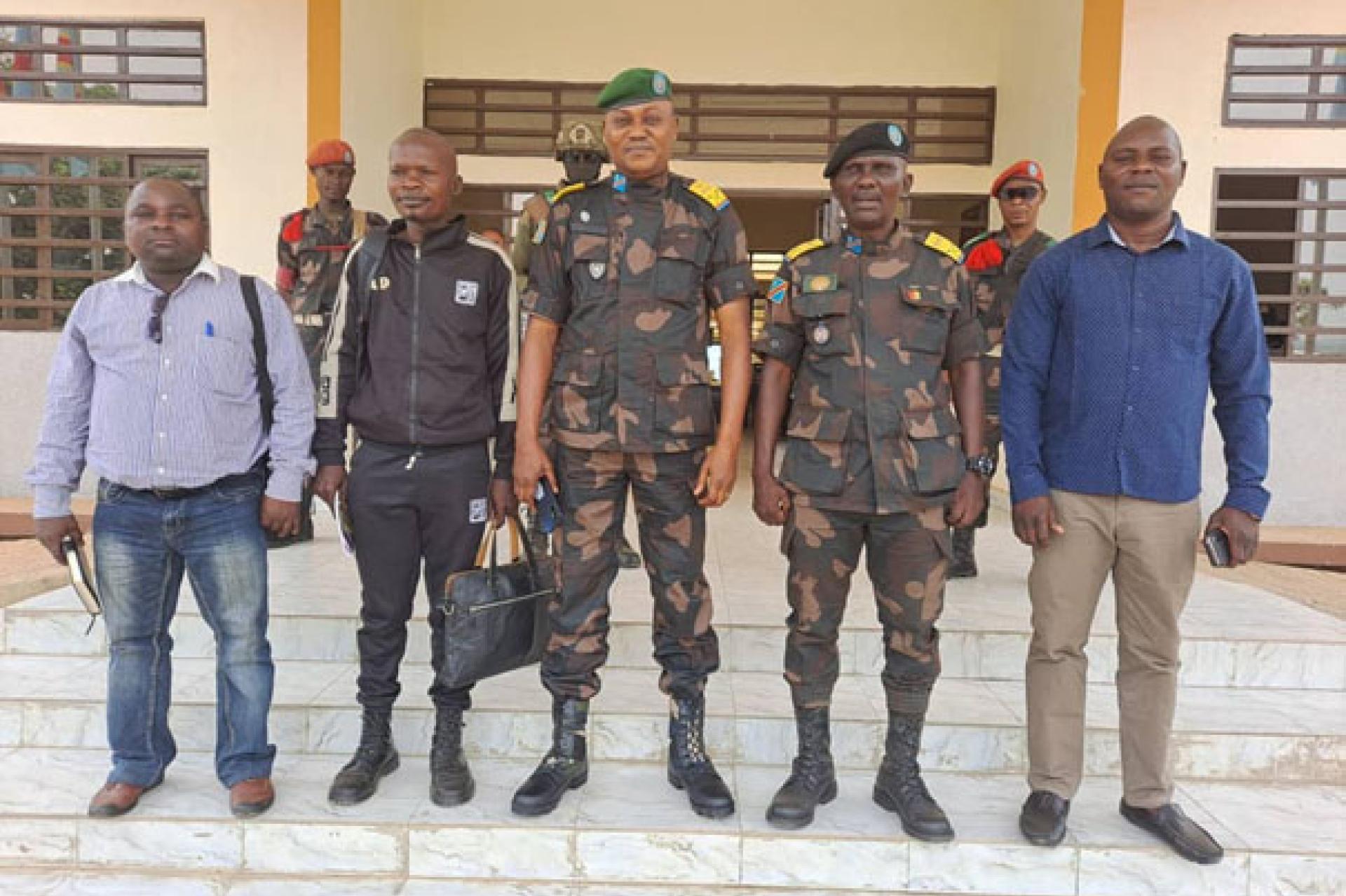 Photo de rencontre entre le colonel