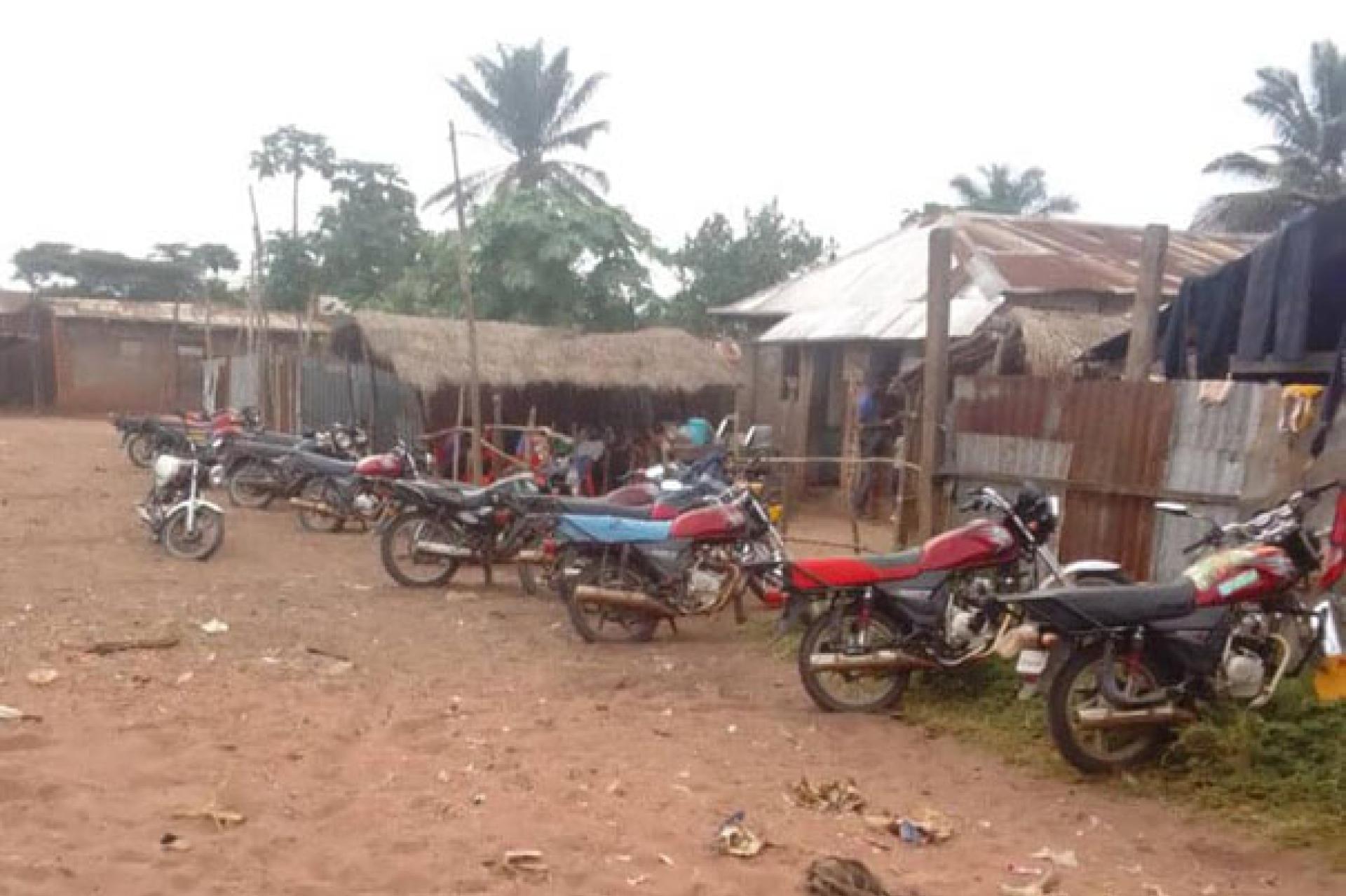 Une vue de motos en dehors du service dans l'une des avenues de la ville de Tshikapa. . Photo droits tiers