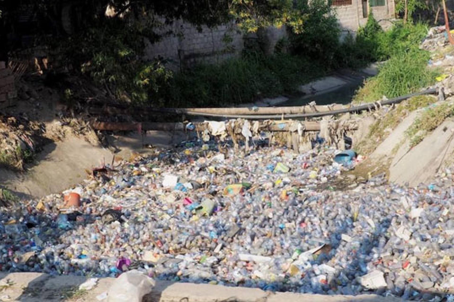 Des déchets plastiques obstruent au quotidien les cours d'eau de Kinshasa.  Photo droits tiers