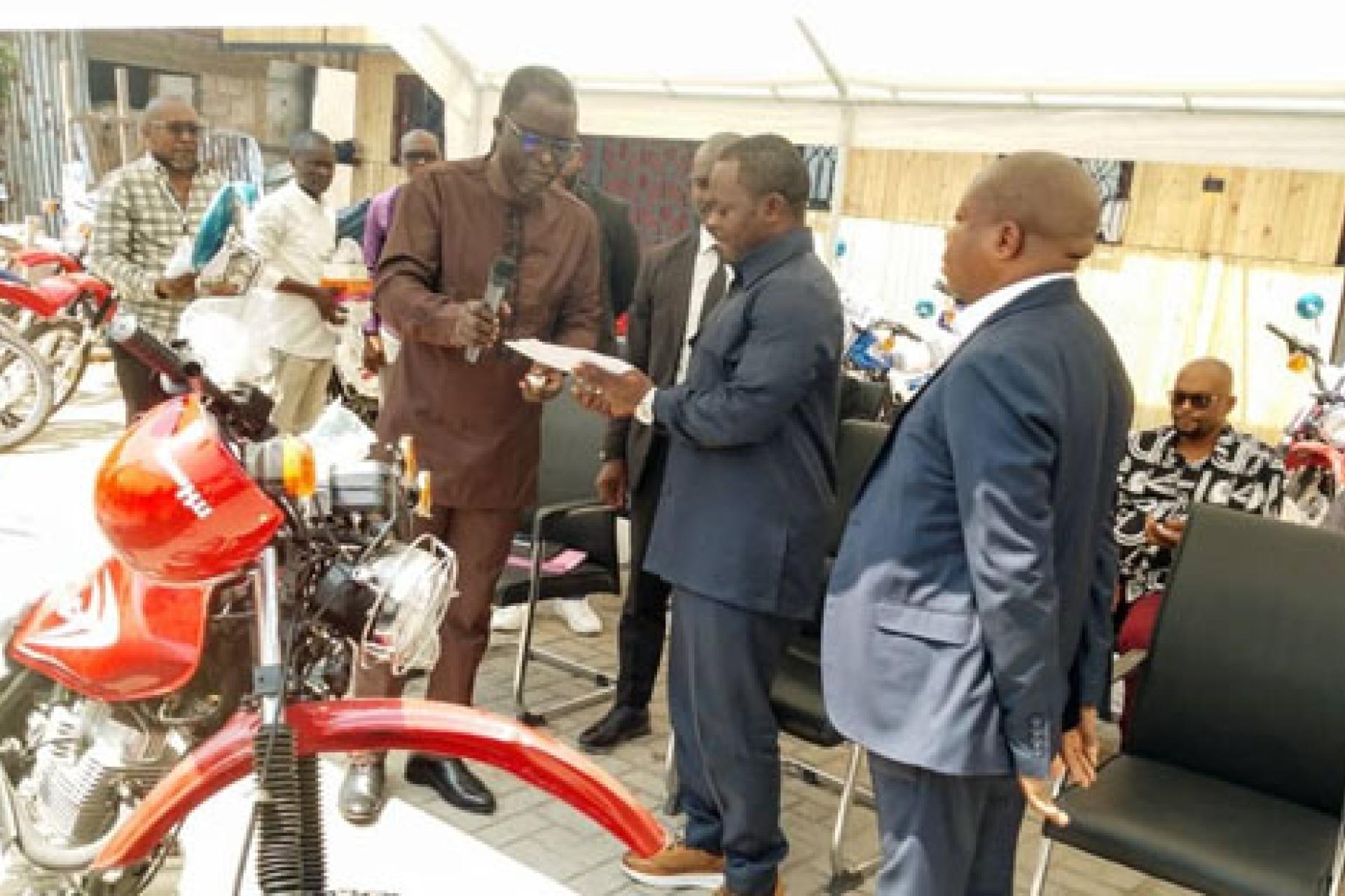 Directeur-pays de Santé Monde, M. Gilles Boleku remet au 