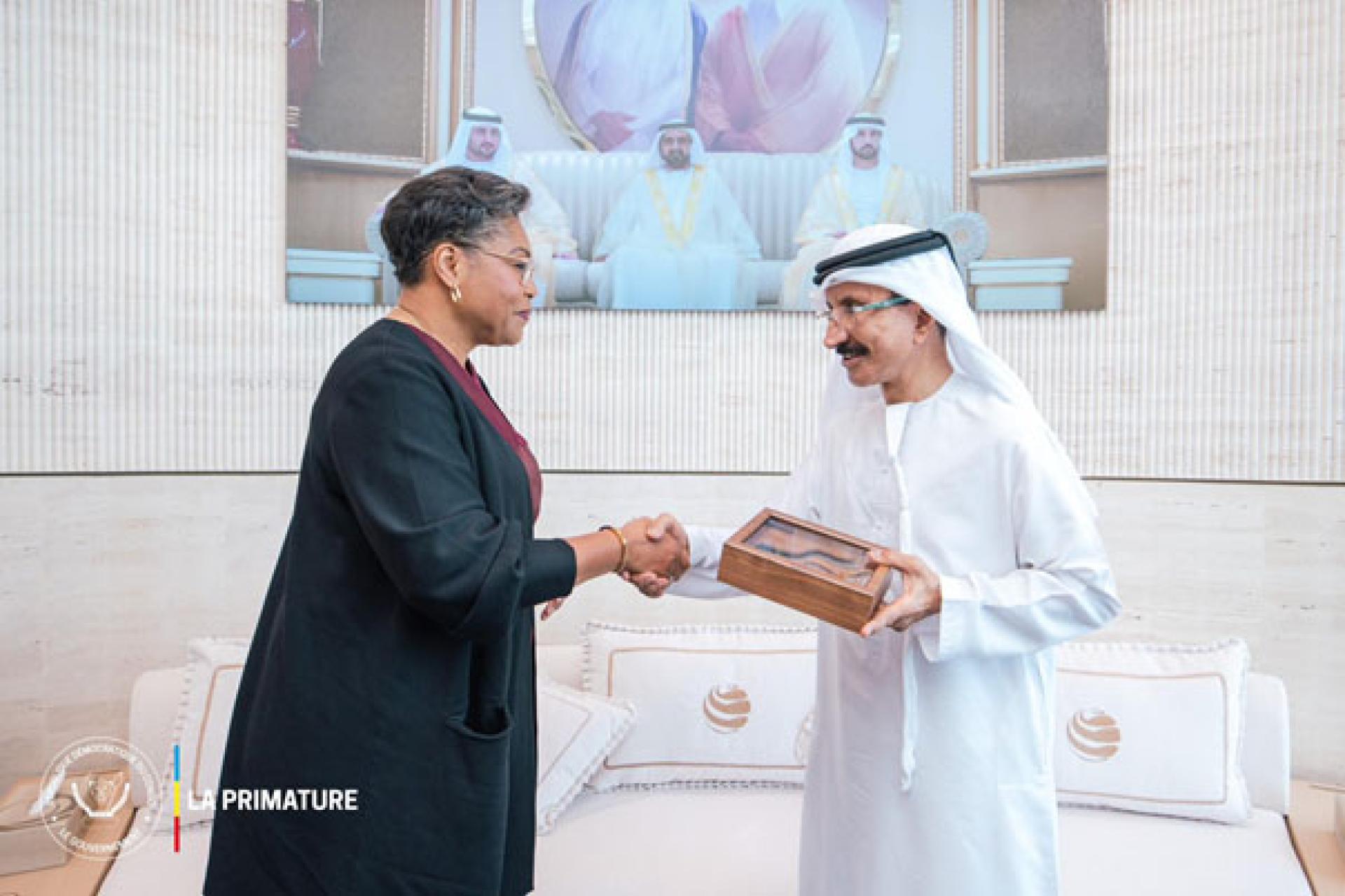 La Première ministre congolaise Judith Suminwa échangeant avec le PDG de DP World.