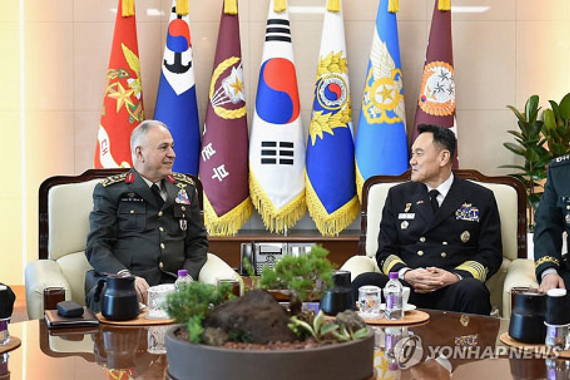 Le chef d'état-major des armées, l'amiral Kim Myung-soo, et le chef d'état-major des forces armées turques, Metin Gürak. Photo droits tiers