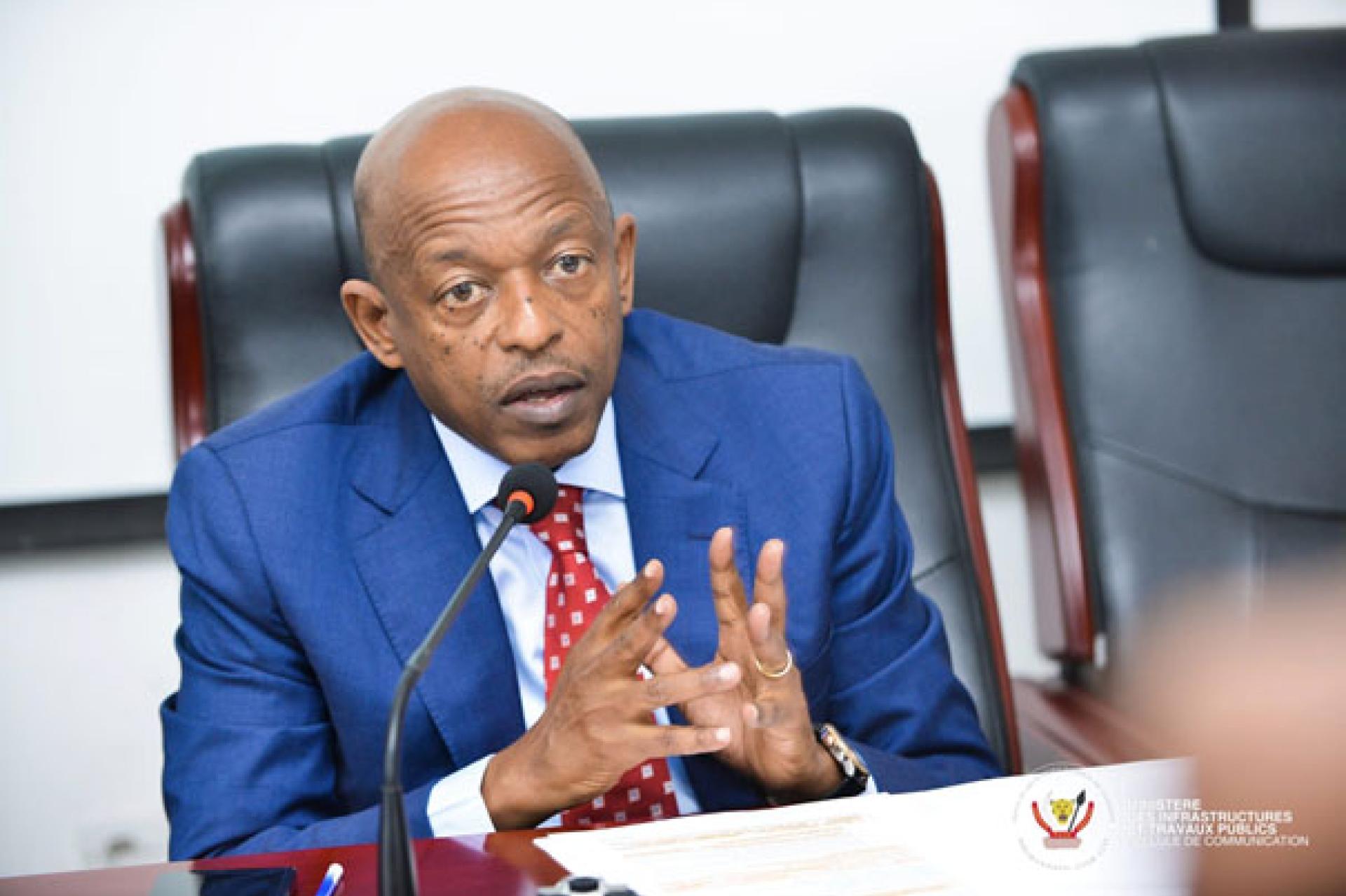 Le ministre Gisaro préférerait le briefing presse aux questions des députés. 