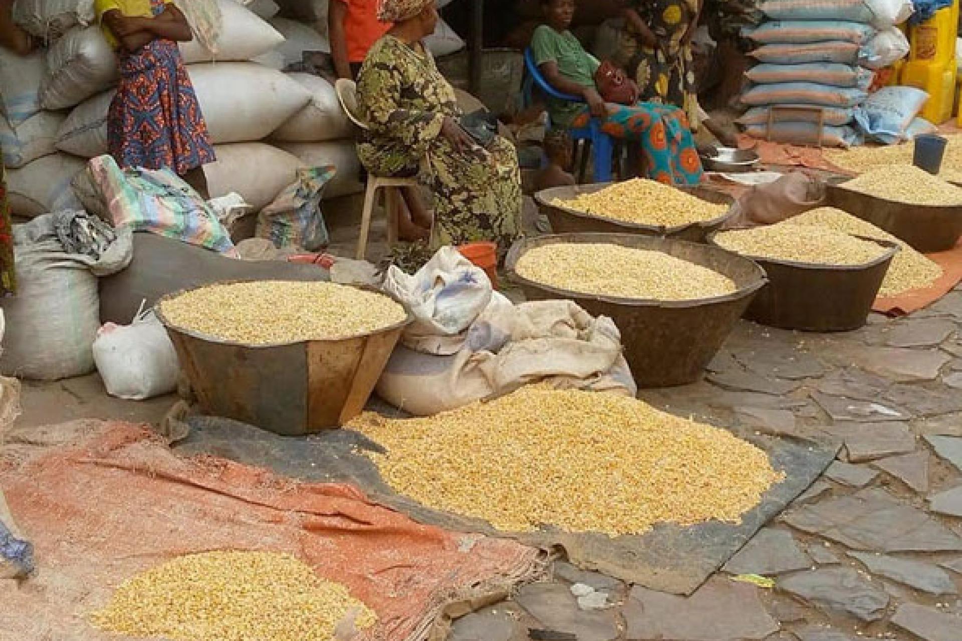 Les vendeuses de maïs sur un marché animé de Kananga.