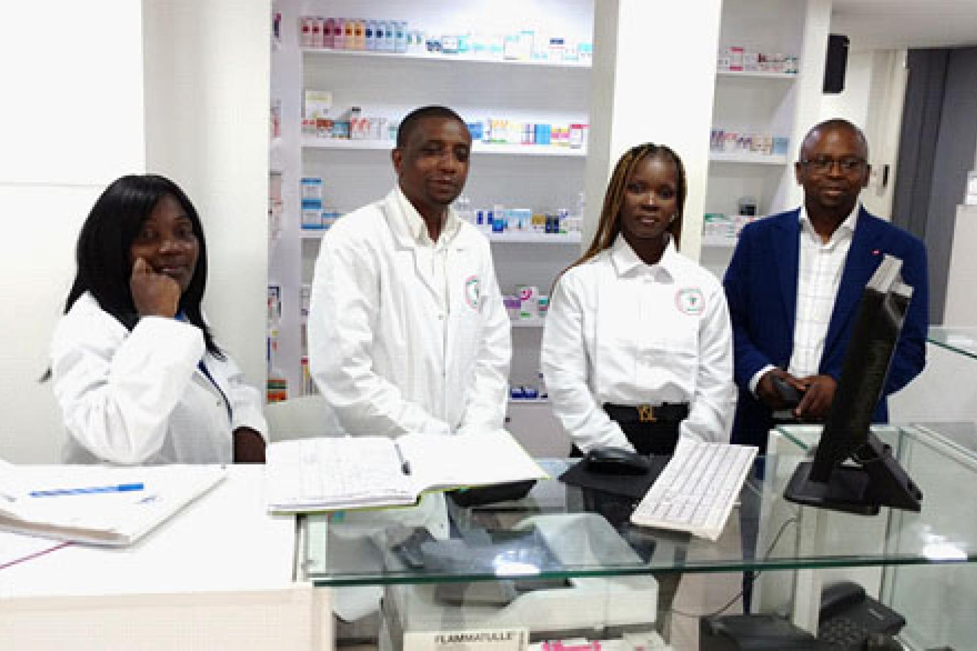 M. Claude Basunga, promoteur de la Pharmacie Bazoo en compagnie de ses collaborateurs. Photo droits tiers