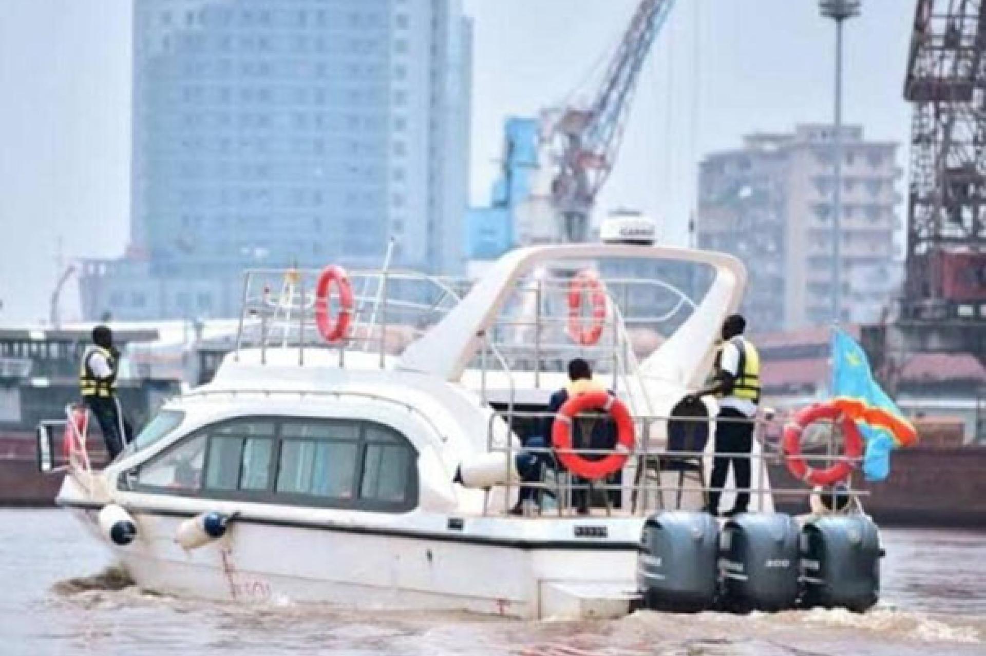 Vue d'un hors-bord qui dessert les passagers du trafic fluvial à Kinshasa. Photo droits tiers