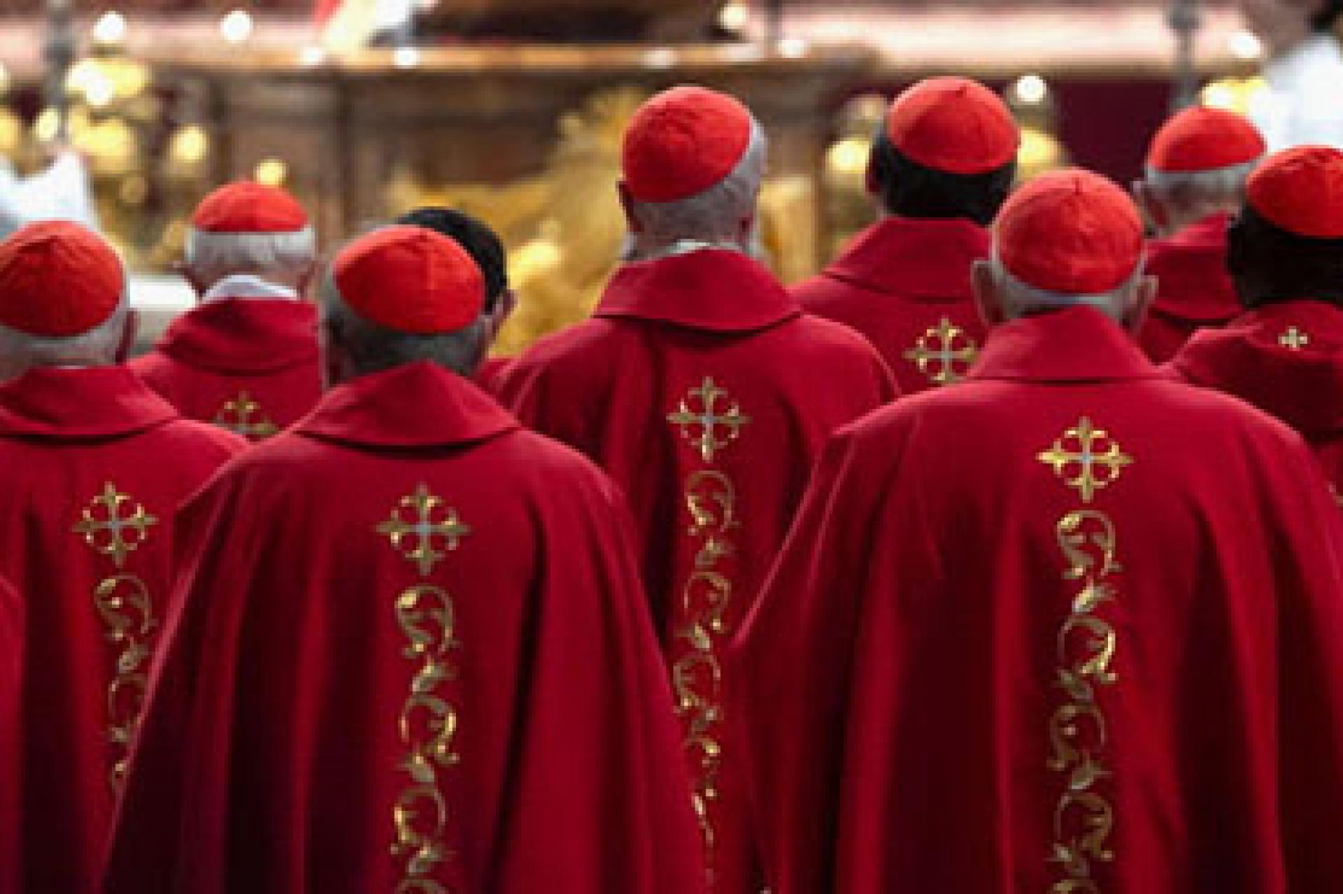 Calottes rouges sur la tête, les Cardinaux catholiques votent le futur Pape dans le recueillement. Photo droits tiers