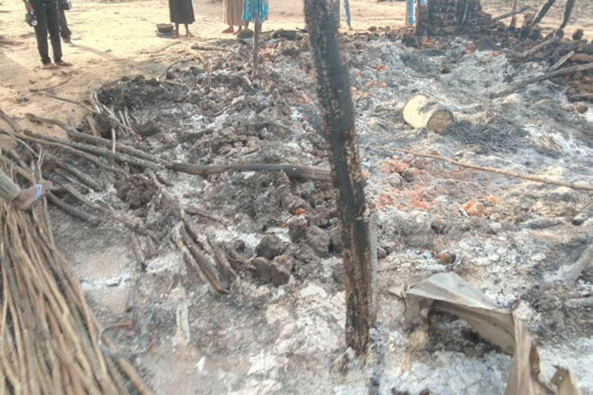 Des maisons réduites en cendres dans le secteur de Lubi, territoire de Dimbelenge, au Kasaï-Central (lundi 12 mai 2025). Photo FDa