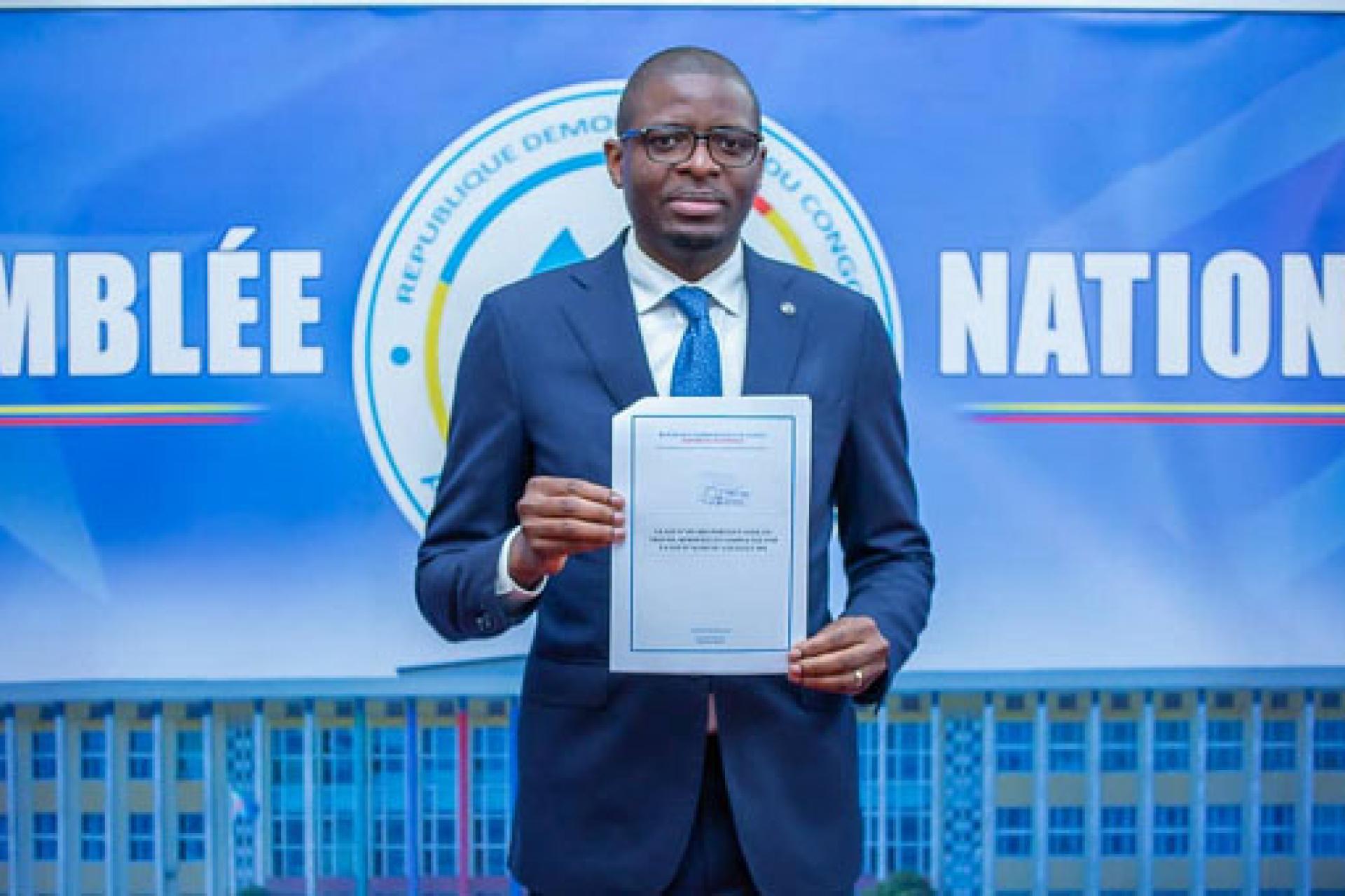 Initiateur de la proposition de loi, le député national Éric Tshikuma. Photo droits tiers