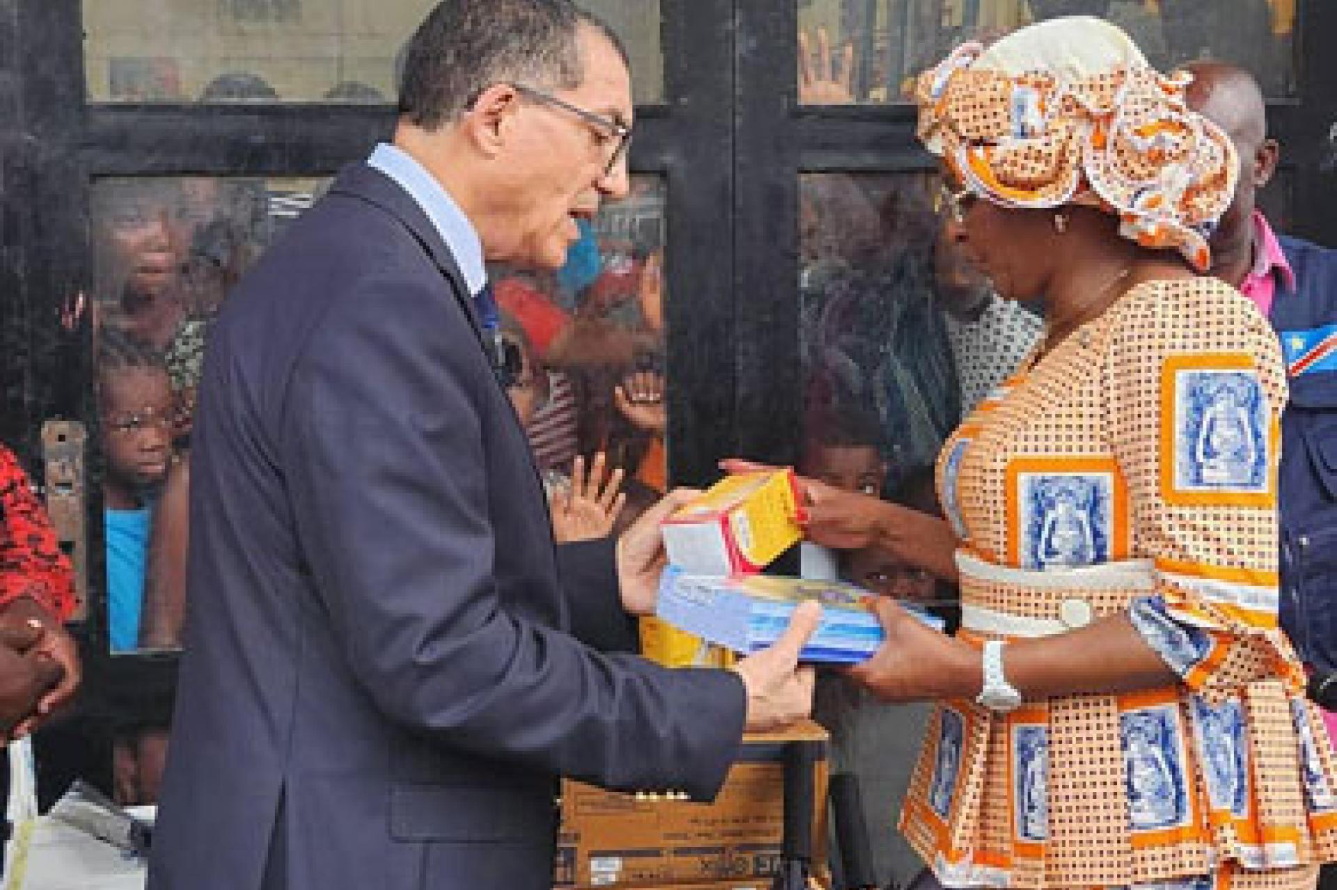 L'ambassadeur du Maroc, aux côtés de la ministre des Affaires Sociales Actions Humanitaires et Solidarités Nationales, a remis de façon symbolique les dons à quelques sinistrés. Ph. dr. tiers