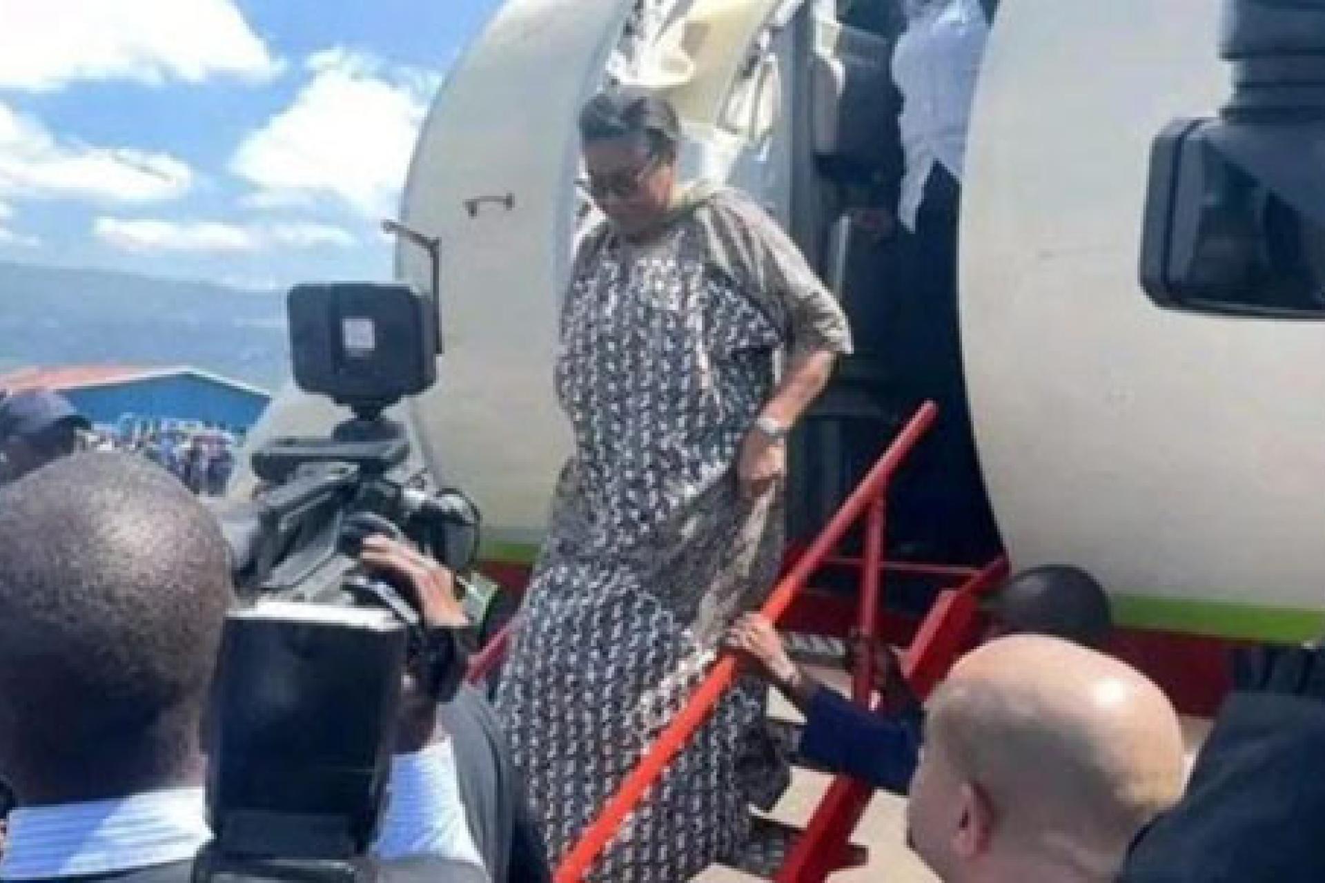 La Première ministre Judith Suminwa en train de descendre aux pieds d'un avion. Photo d'archives droits tiers