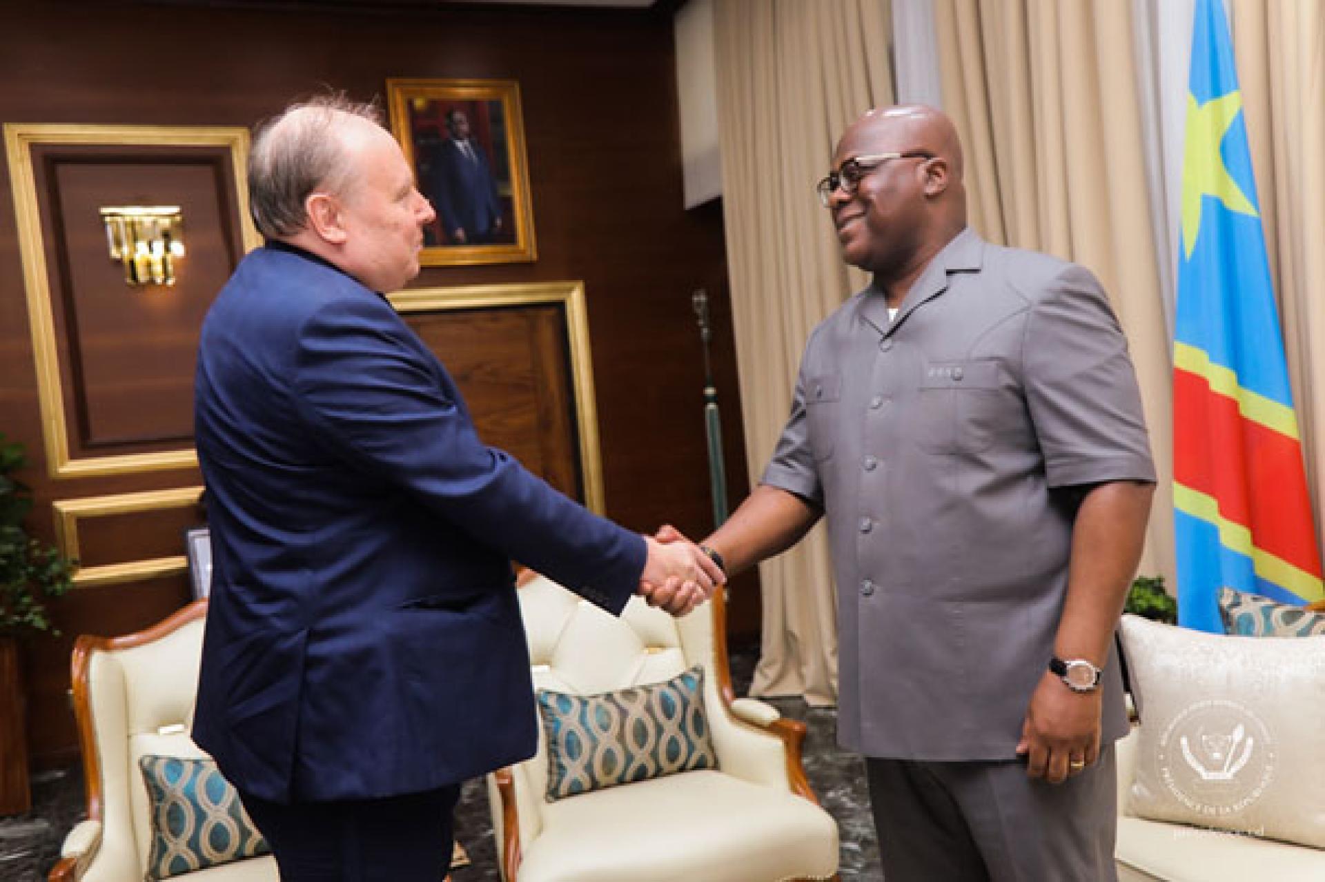 Le Président Félix Tshisekedi saluant l'ambassadeur de Russie en RDC, M. Karl Tikhaze. Photo droits tiers