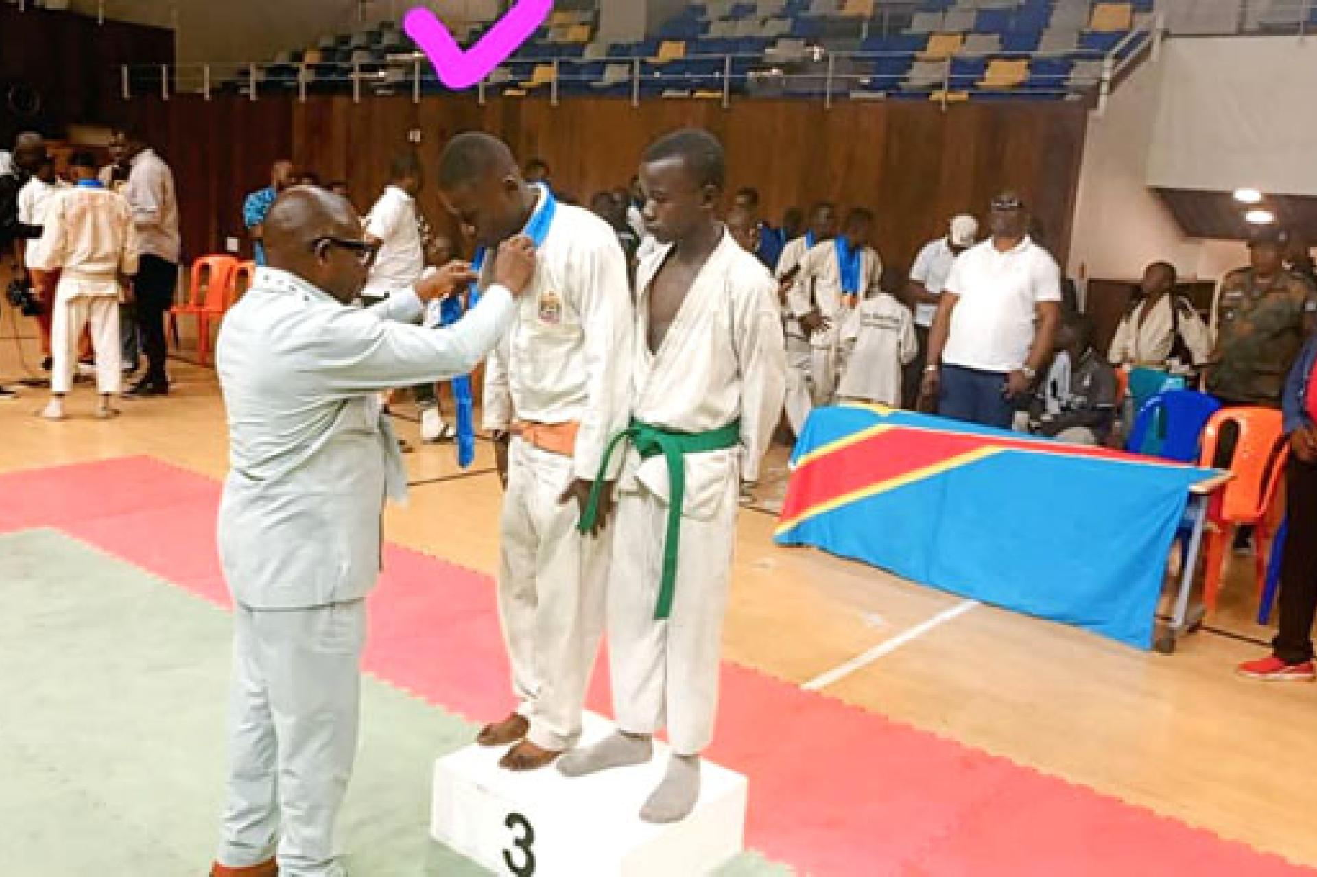 Le président de la FECOJIUBDA, Raoul Musomoni, lors de la remise de médailles à des gagnants du tournoi. Ph droits tiers