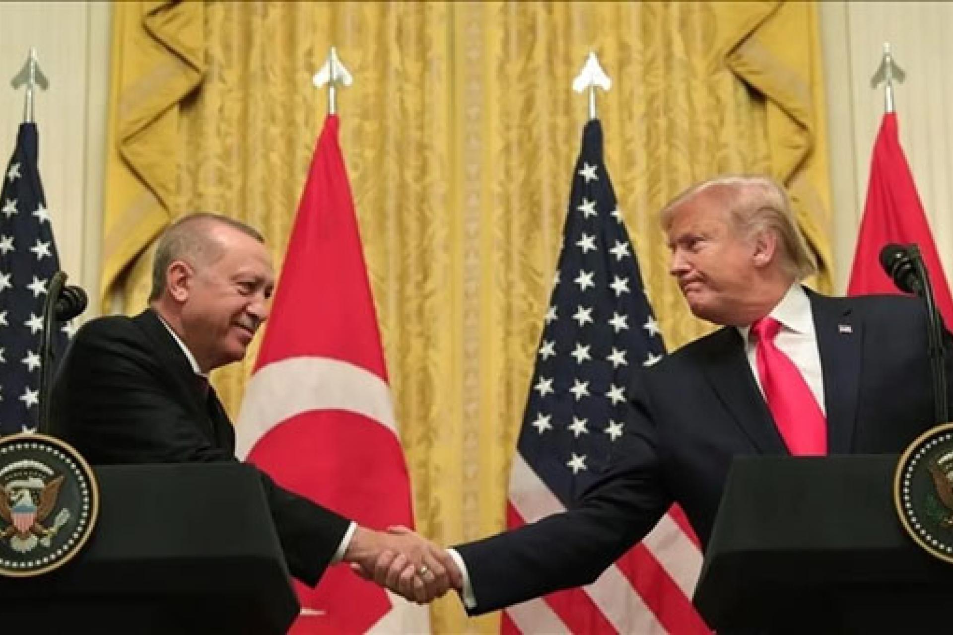 Poignée de main entre les présidents turc, Erdogan (à g) et américain Donald Trump.