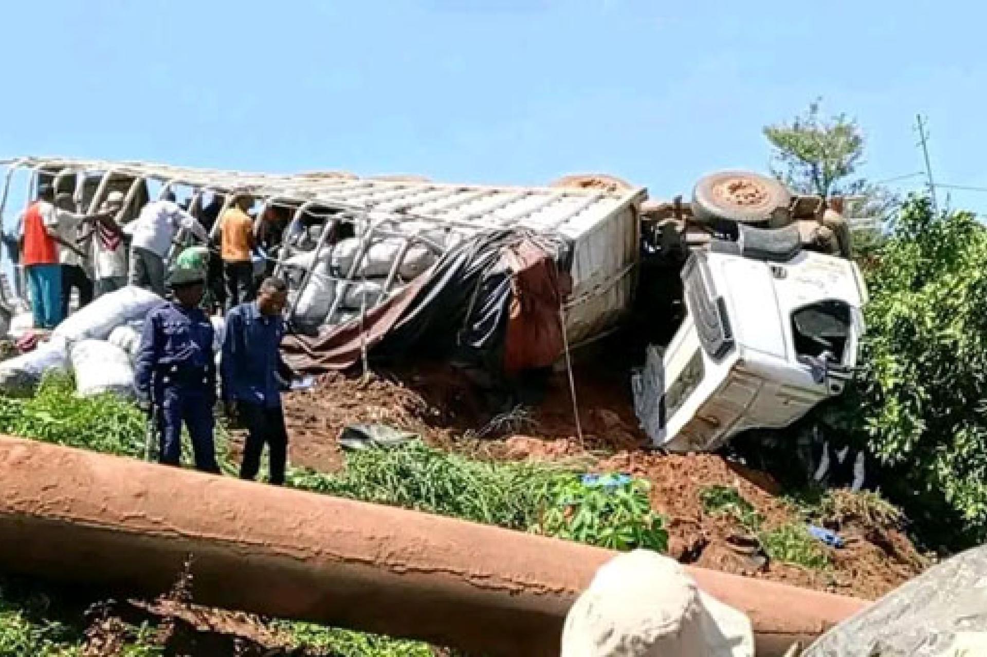 Un camion Mercedes tombé sur la colline de Kele à Tshikapa hier. PHOTO droits tiers