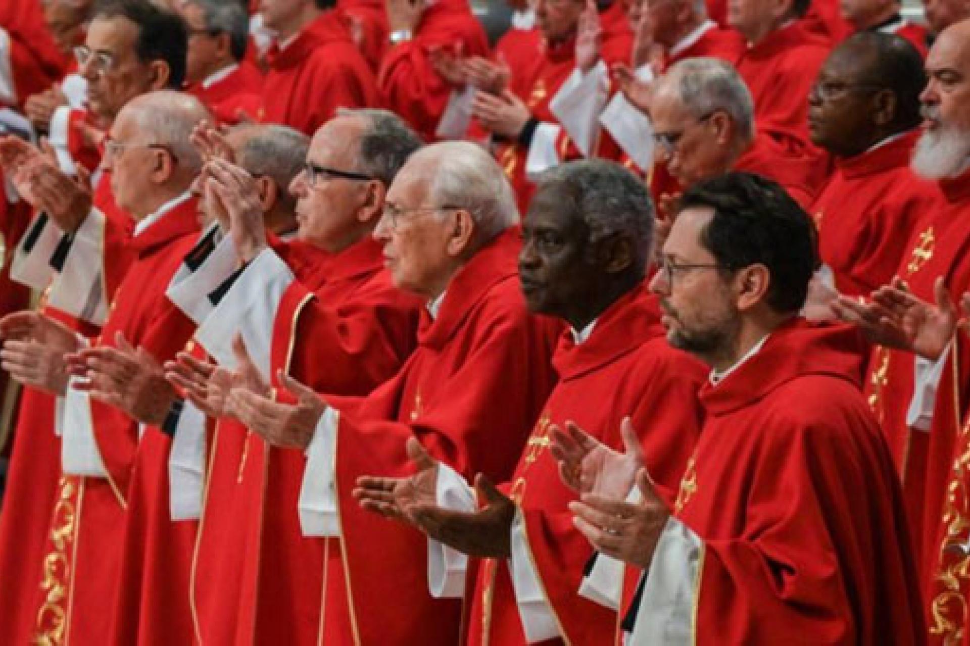 Une vue des cardinaux en conclave.
