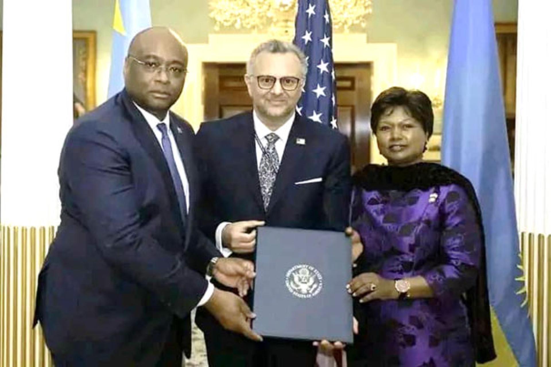 Au centre, Massad Boulos (le conseiller principal pour l'Afrique du département d'État des États-Unis) avec des experts de la RDC et du Rwanda. PHOTO droits tiers