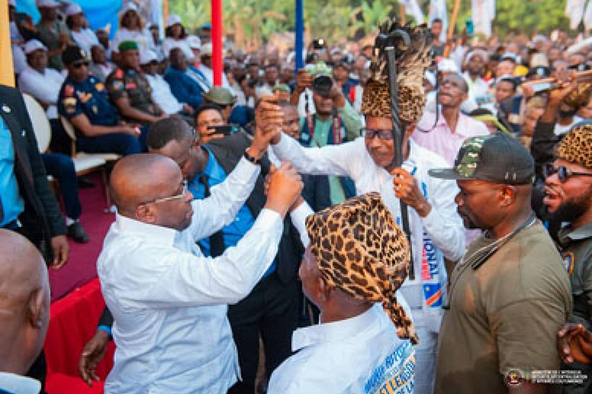 Jacquemain Shabani scellant la reconciliation des mbole et Lengola. PHOTO droits tiers