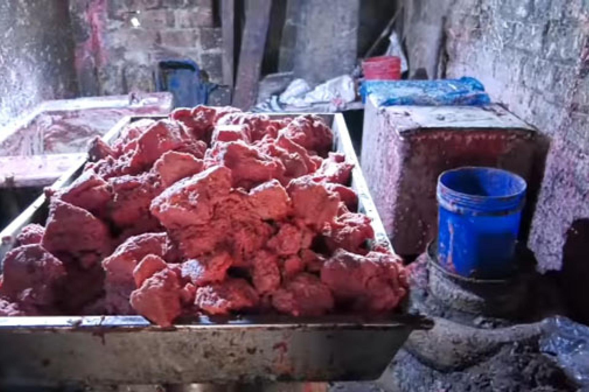 La viande hachée exposée près des installations sanitaires. Photo droits tiers