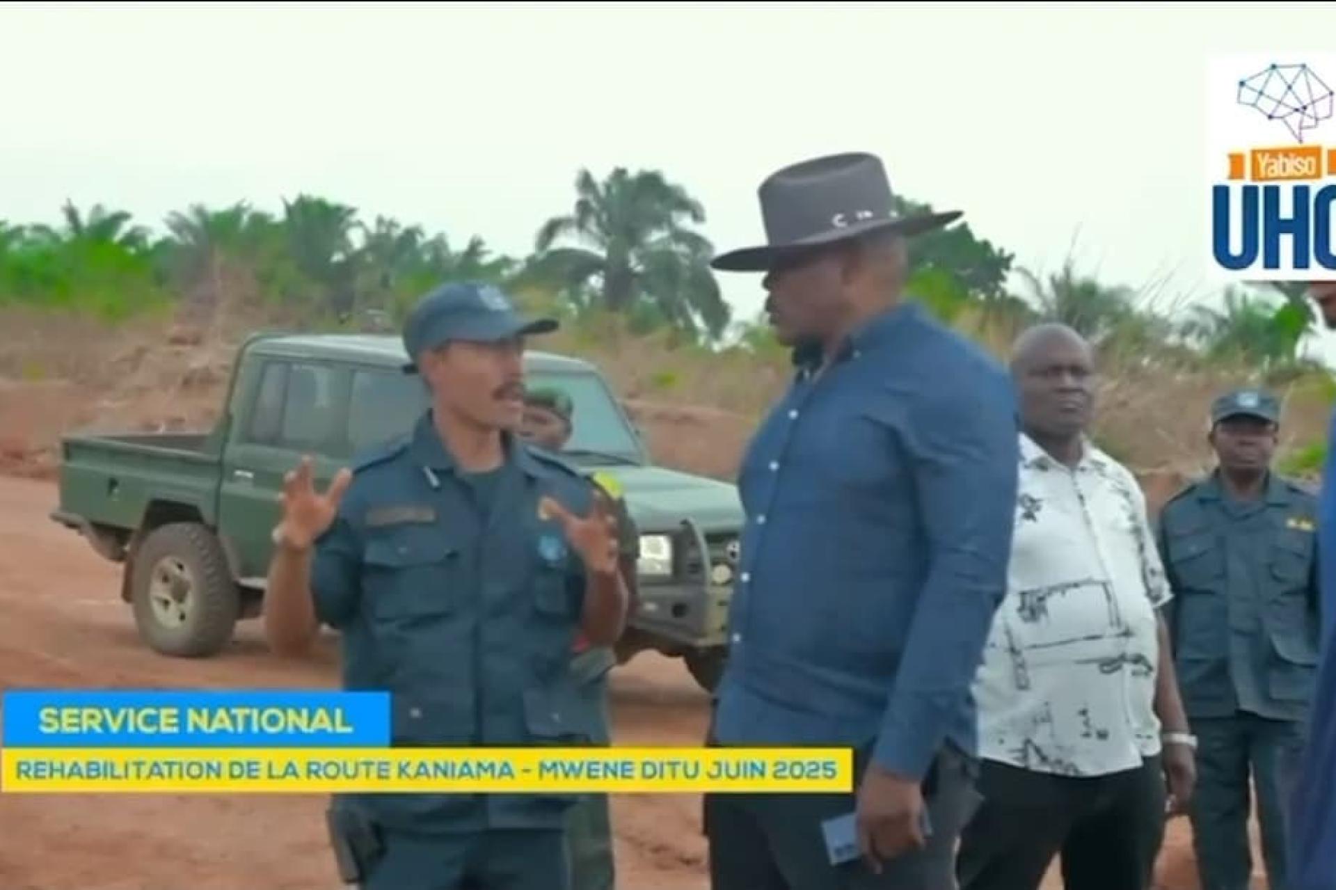 Le Commandant du Service national, le général Kasongo Kabwit, inspectant la route Kanyama-Mwene-Ditu.PHOTO droits tiers