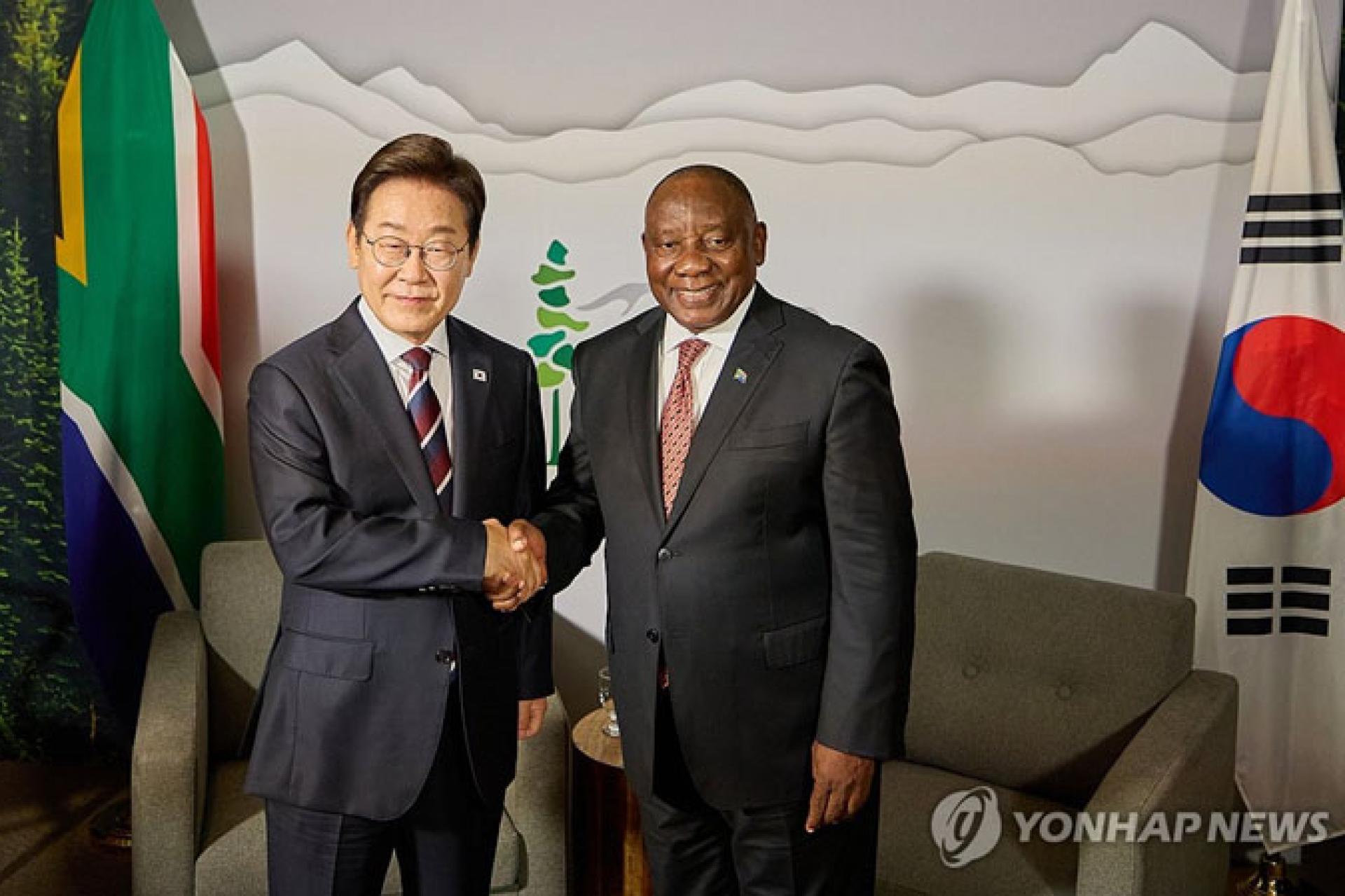 Le président Lee Jae-myung (à g.) serre la main à son homologue sud-africain, Cyril Ramaphosa. Photo yonhap