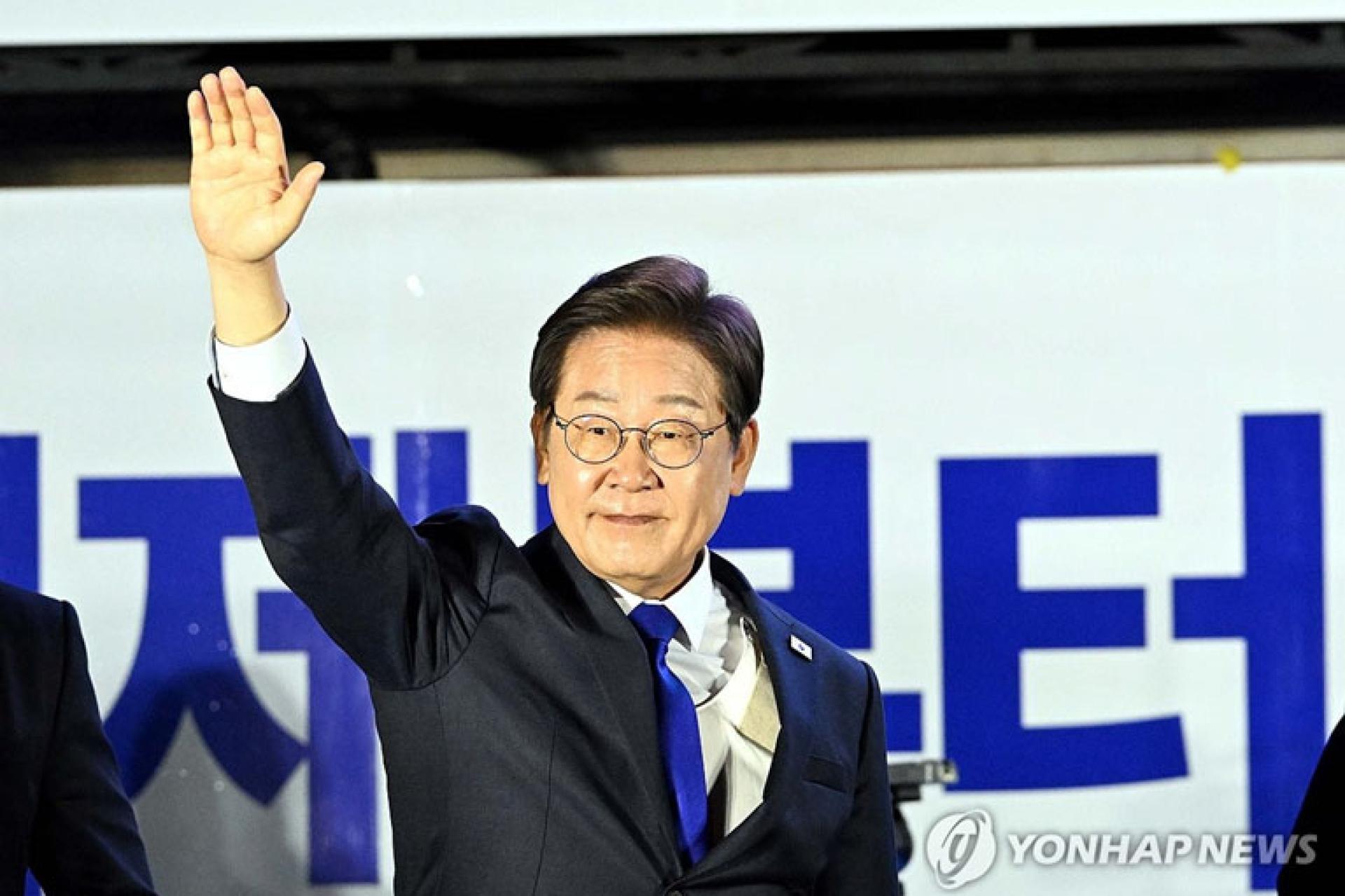 Lee Jae-myung, candidat du Parti démocrate à la course présidentielle, le public qui s’est rassemblé à Yeouido, près du siège du parti, pour suivre les résultats de l’élection présidentielle 2025. PHOTO droits tiers