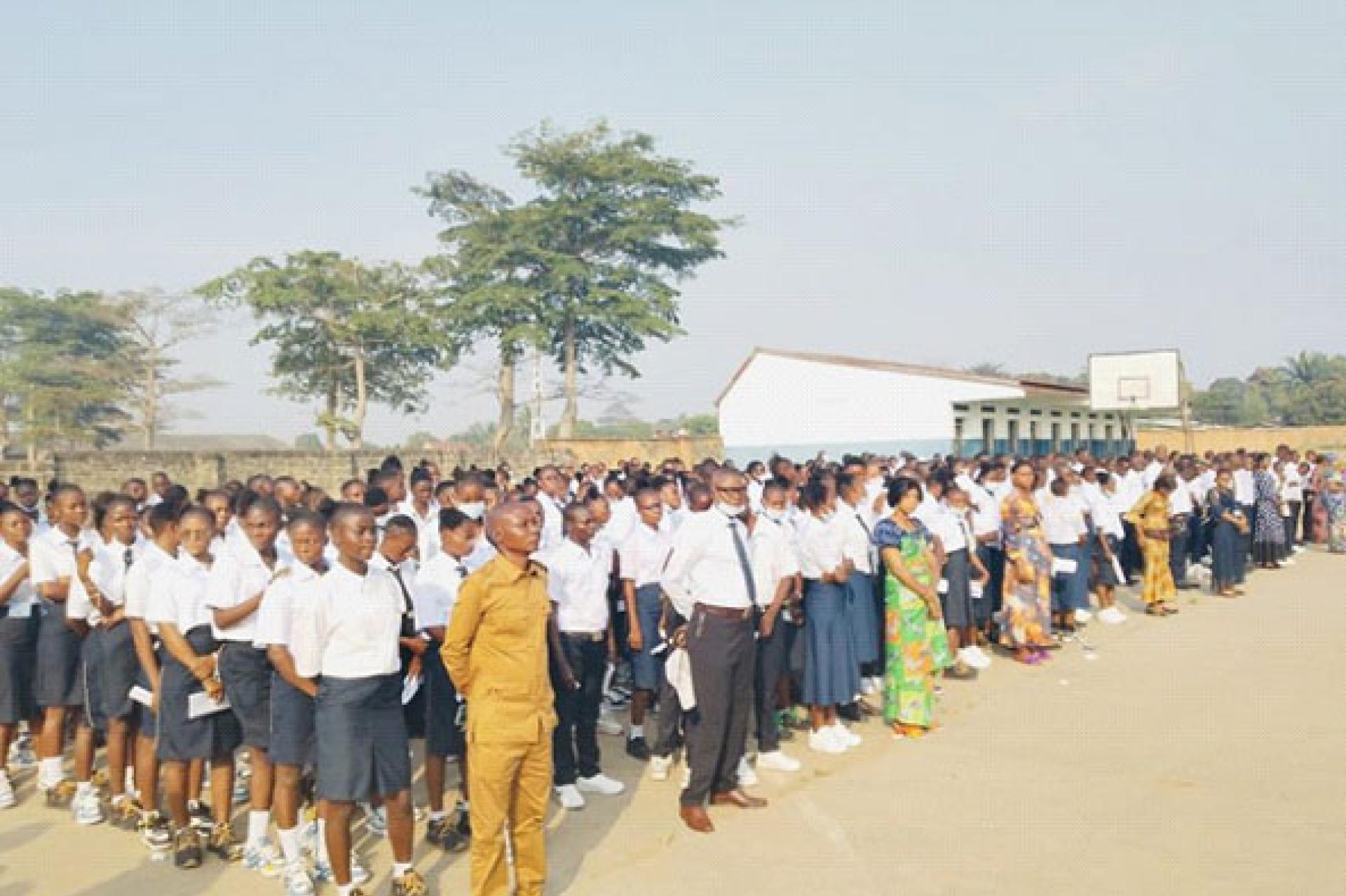 Les élèves finalistes d'une école à Luiza au Kasaï-Central devant leur centre d'examen.. Photo droits tiers