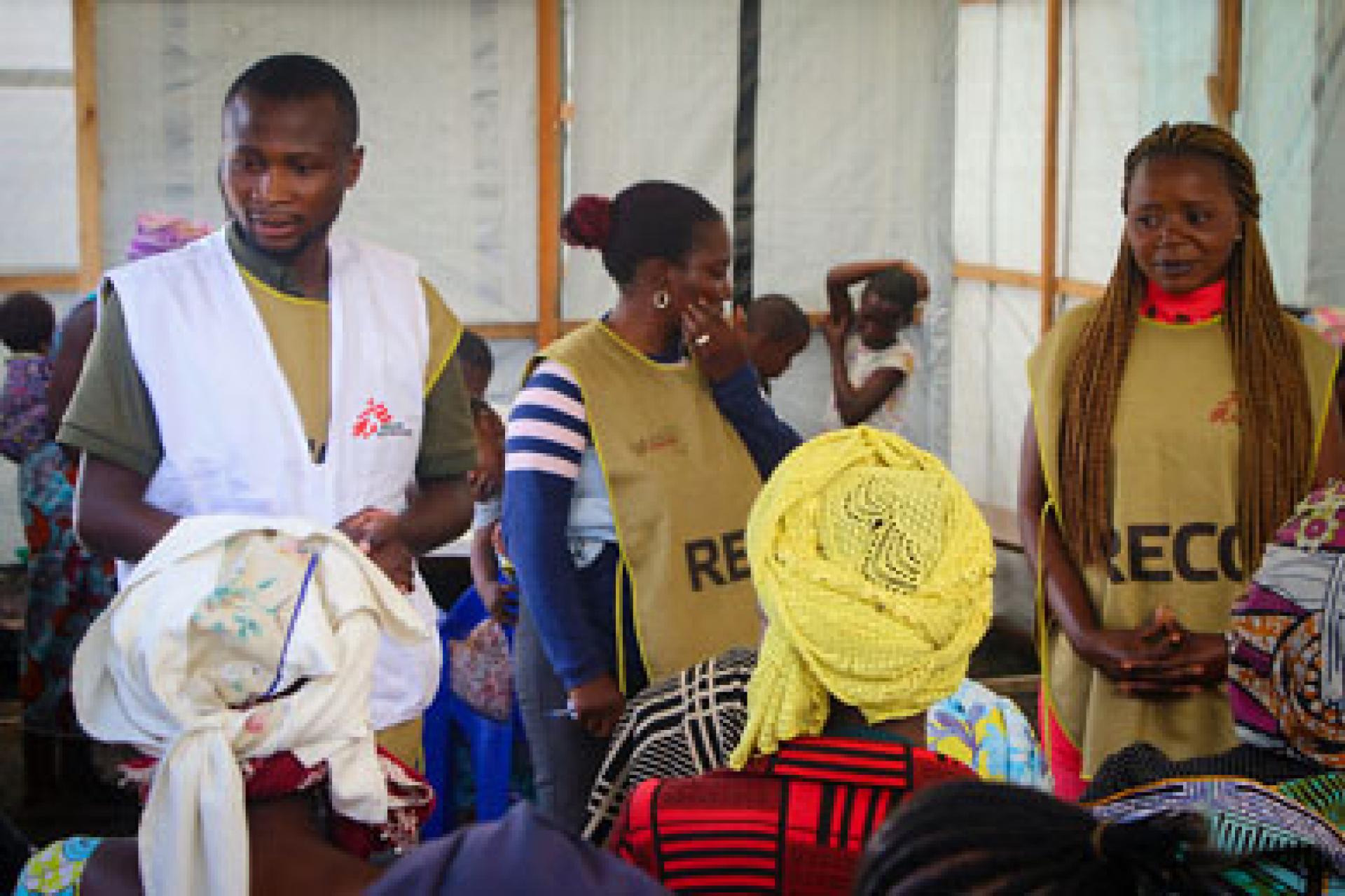 Les équipes de MSF s'entretenant avec les victimes. 