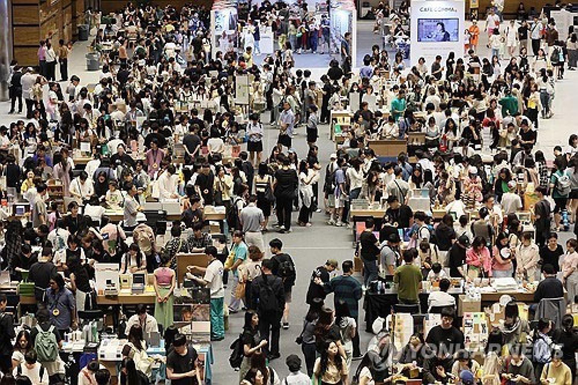Les visiteurs sont nombreux au Salon international du livre de Séoul (SIBF), le 30 juin 2024, au Centre des conventions et des expositions (COEX), dans le sud de Séoul. Photo yonhap