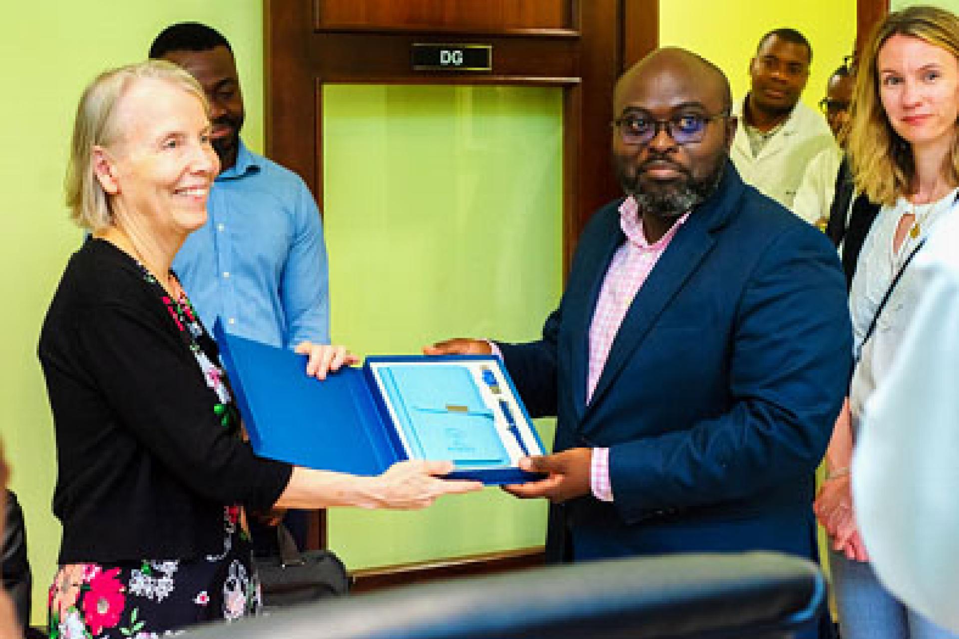 Mme Lucy Tamlyn, l'ambassadrice des Etats-Unis en RDC, posant avec le personnel du Centre hospitalier Monkole. 