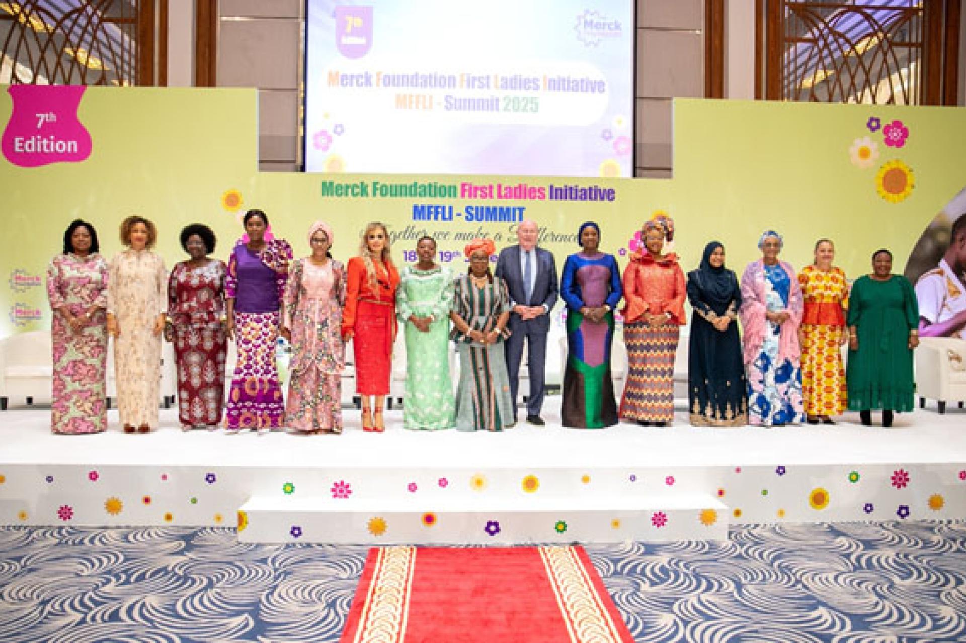 Photo souvenir à la fin de la cérémonie inaugurale de la 7ème édition de l'initiative des Premières Dames de la Fondation Merck. Photo droits tiers