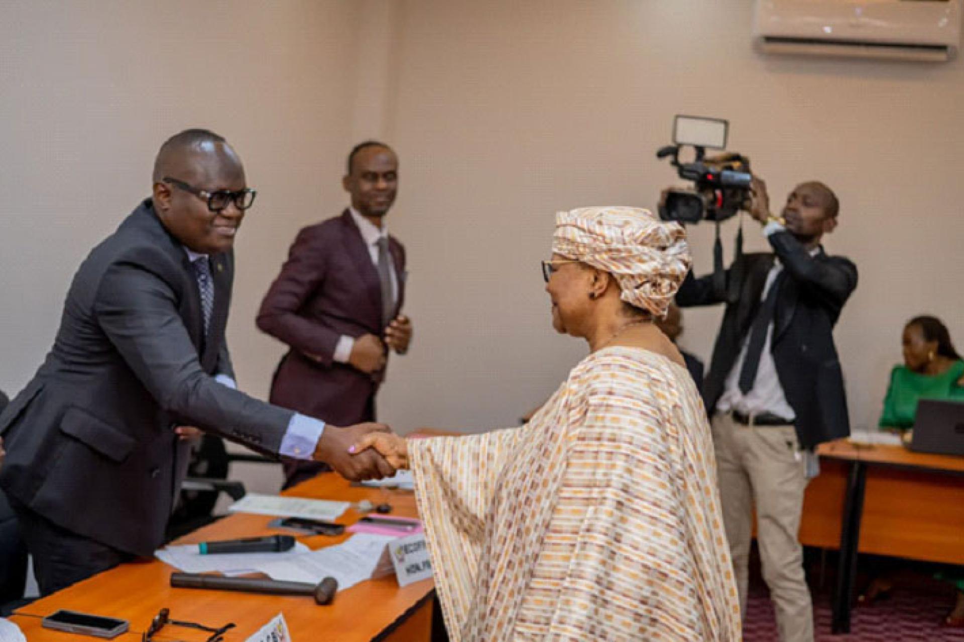 Poignet des mains entre le député Guy Mafuta, président de l'Ecofin et Mme Kabedi Malangu, Gouverneure de la BCC. PHOTO droits tiers