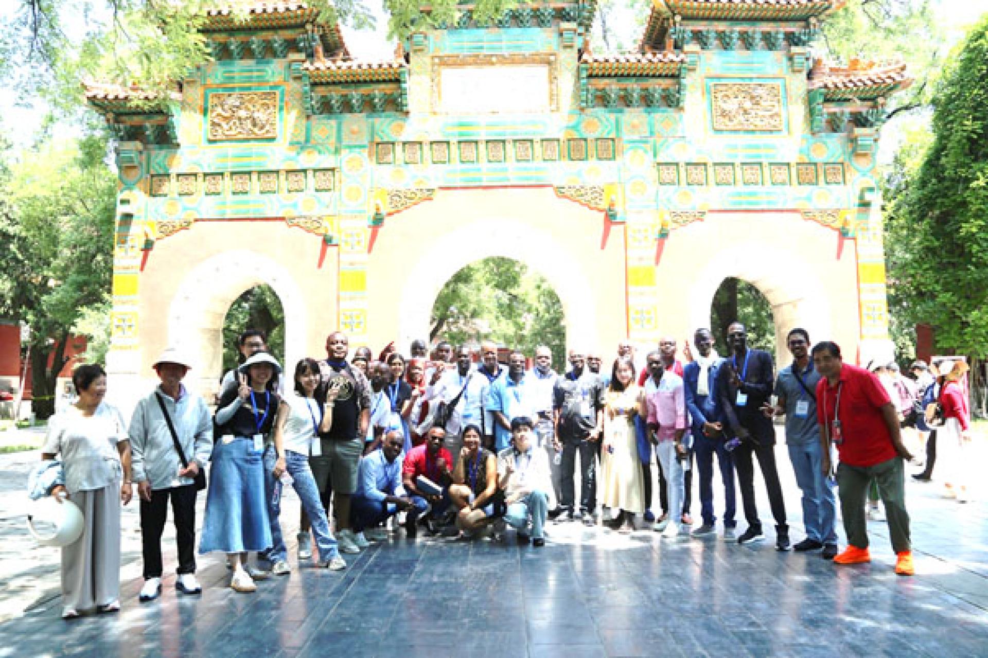 Une délégation de 24 journalistes africains francophones visite le musée du Temple de Confucius et du Collège Impérial à Pékin. Photo forum des as