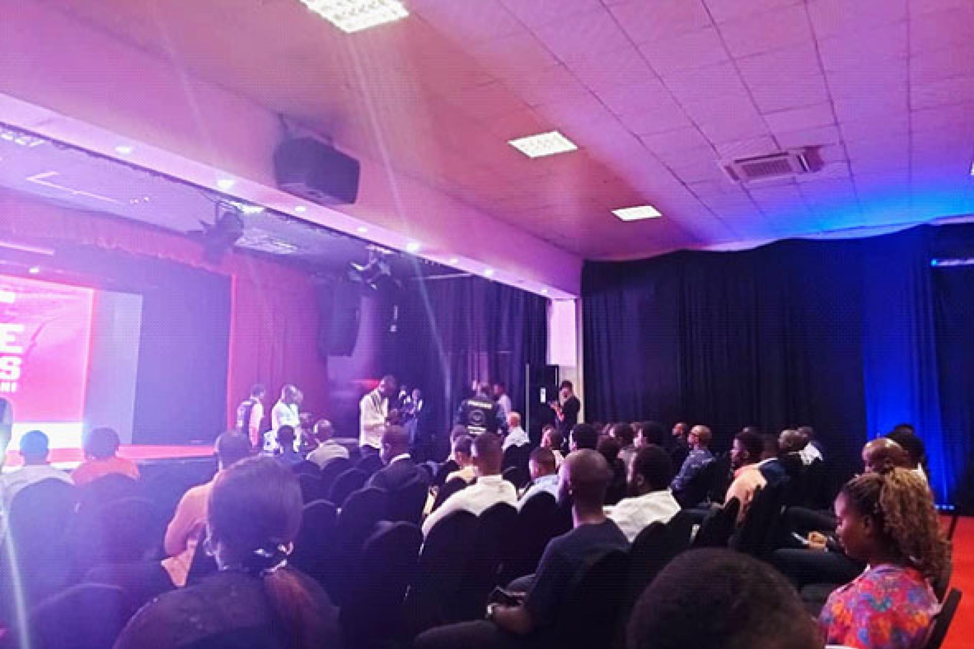Vue de l'assistance lors de la projection du documentaire le jeudi 05 juin dans la salle Showbuzz.