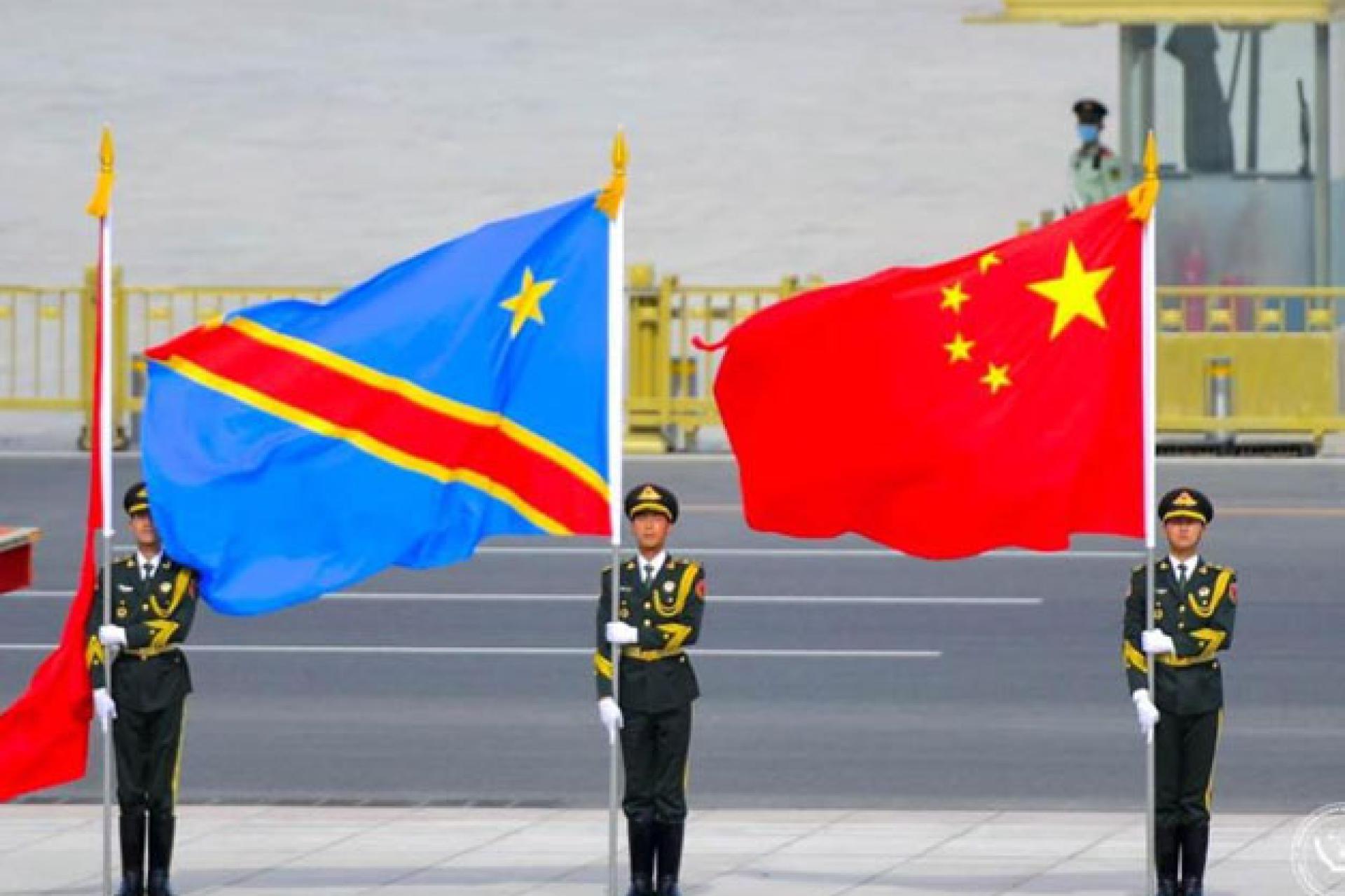 Vue des drapeaux de la RDC et de la Chine.