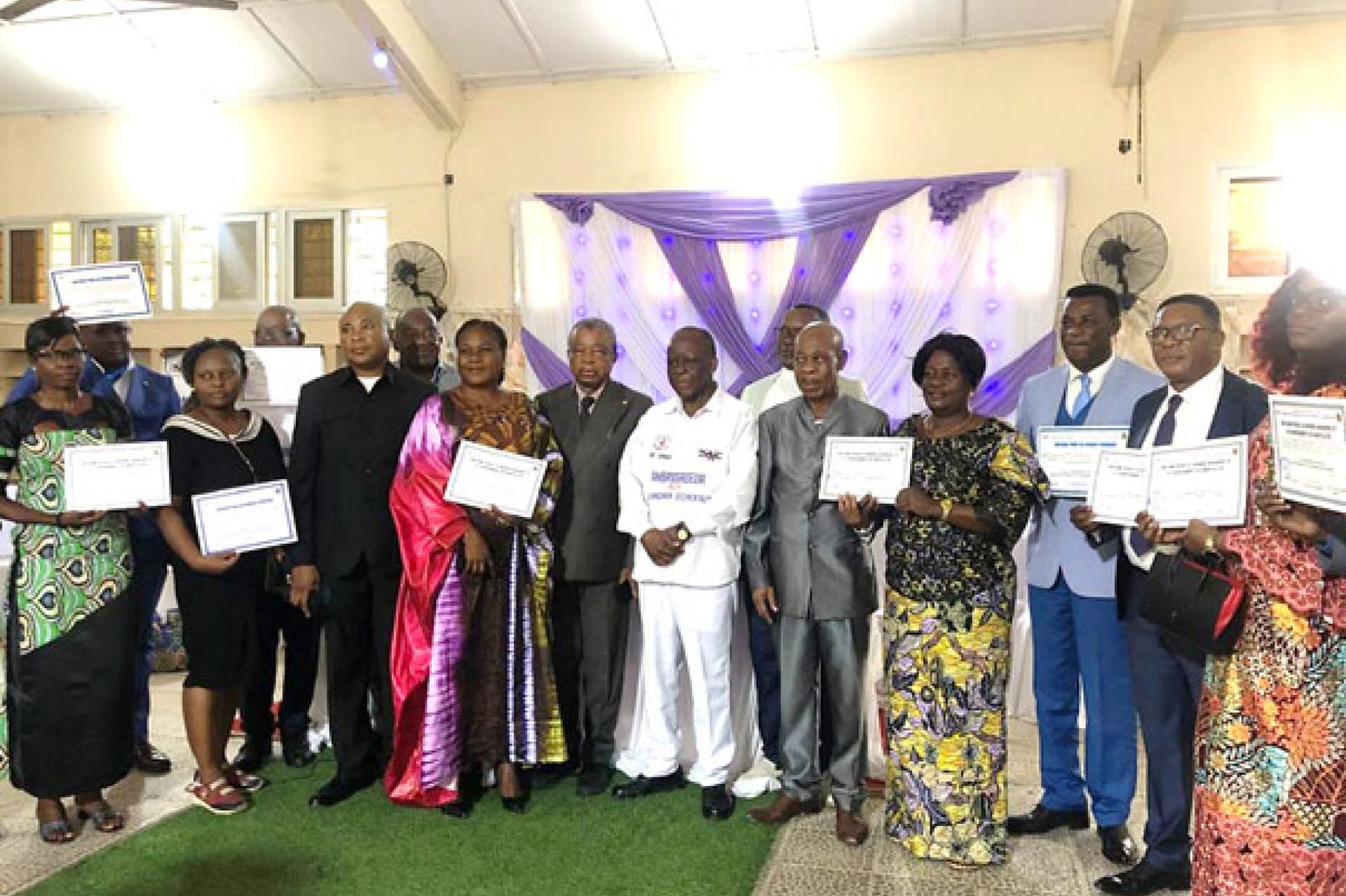 Vue des lauréats à la cérémonie de remise des diplômes des ambassadeurs pour les bonnes manières et le changement de mentalités. Photo droits tiers
