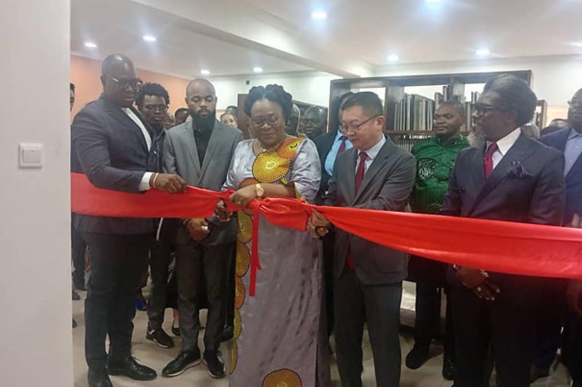 Coupure du ruban symbolique par la ministre de l'ESU, en présence de l'ambassadeur de Chine et du DG de l'ABA.