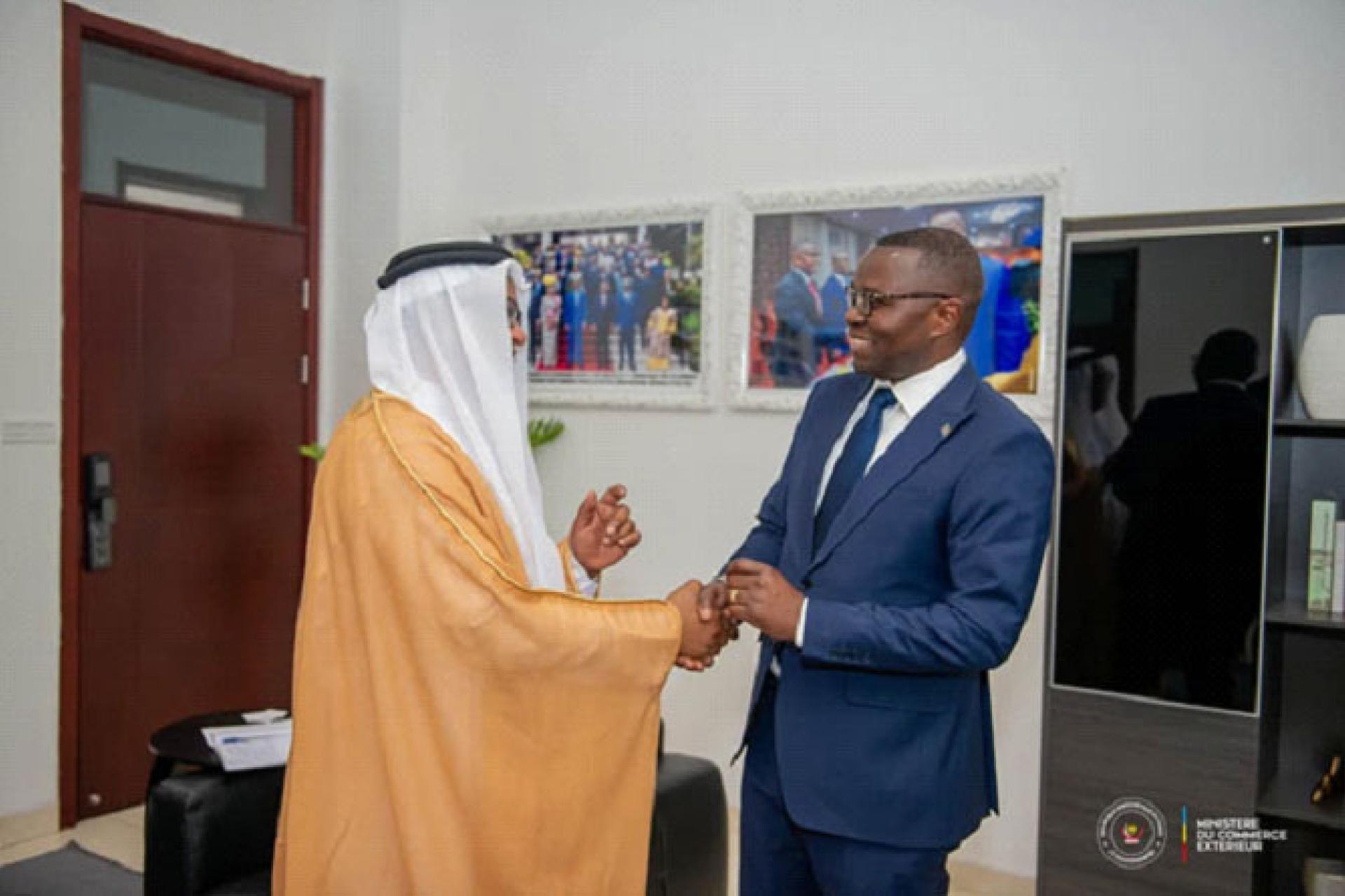 De gauche à droite, l'ambassadeur des Emirats Arabes unis en RDC et le ministre congolais du commerce extérieur. PHOTO droits tiers