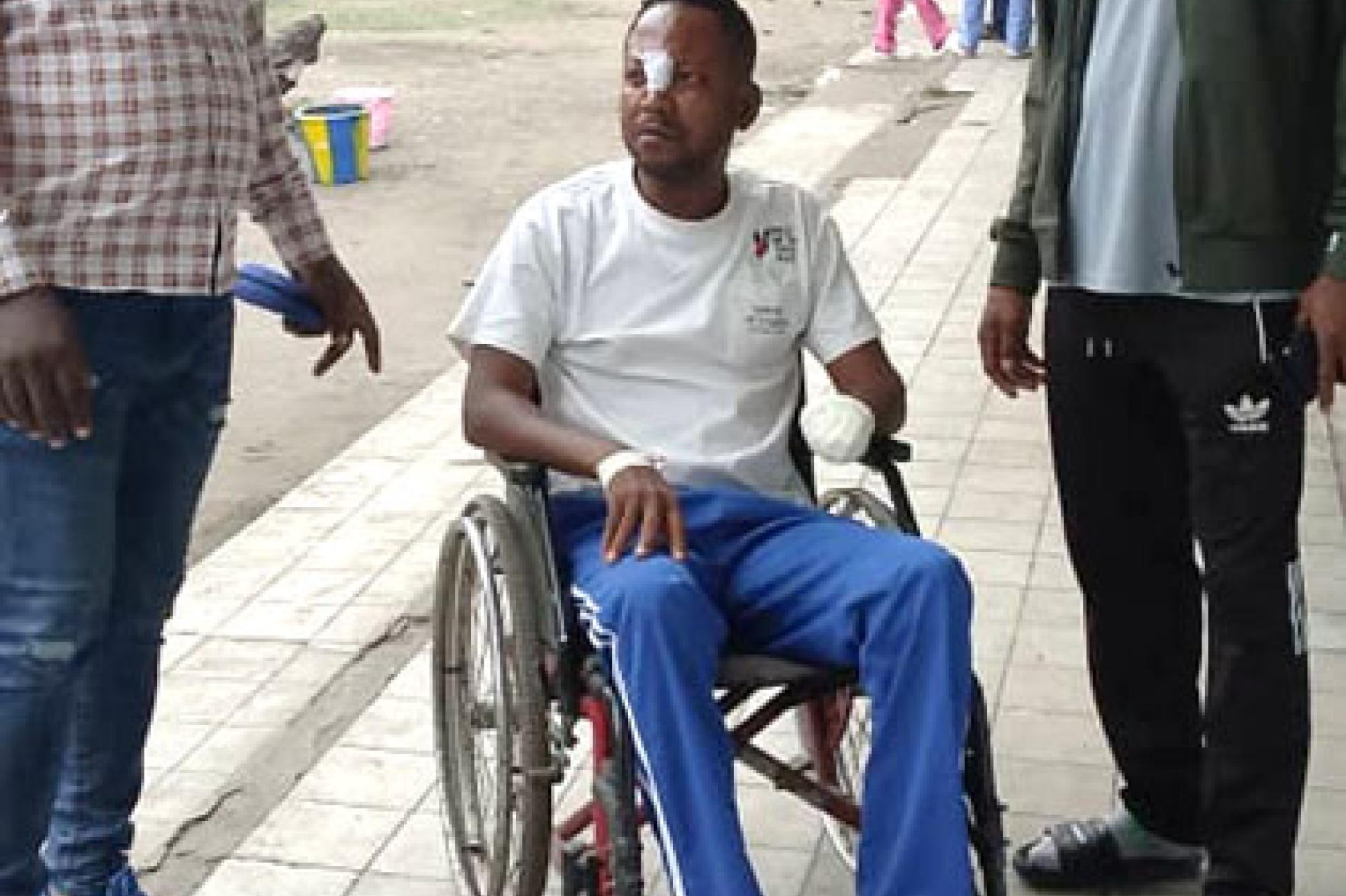 Deux visiteurs au chevet de la victime, Trésor Kunieki Ndoba à l’HGR de Kintambo. Photo droits tiers